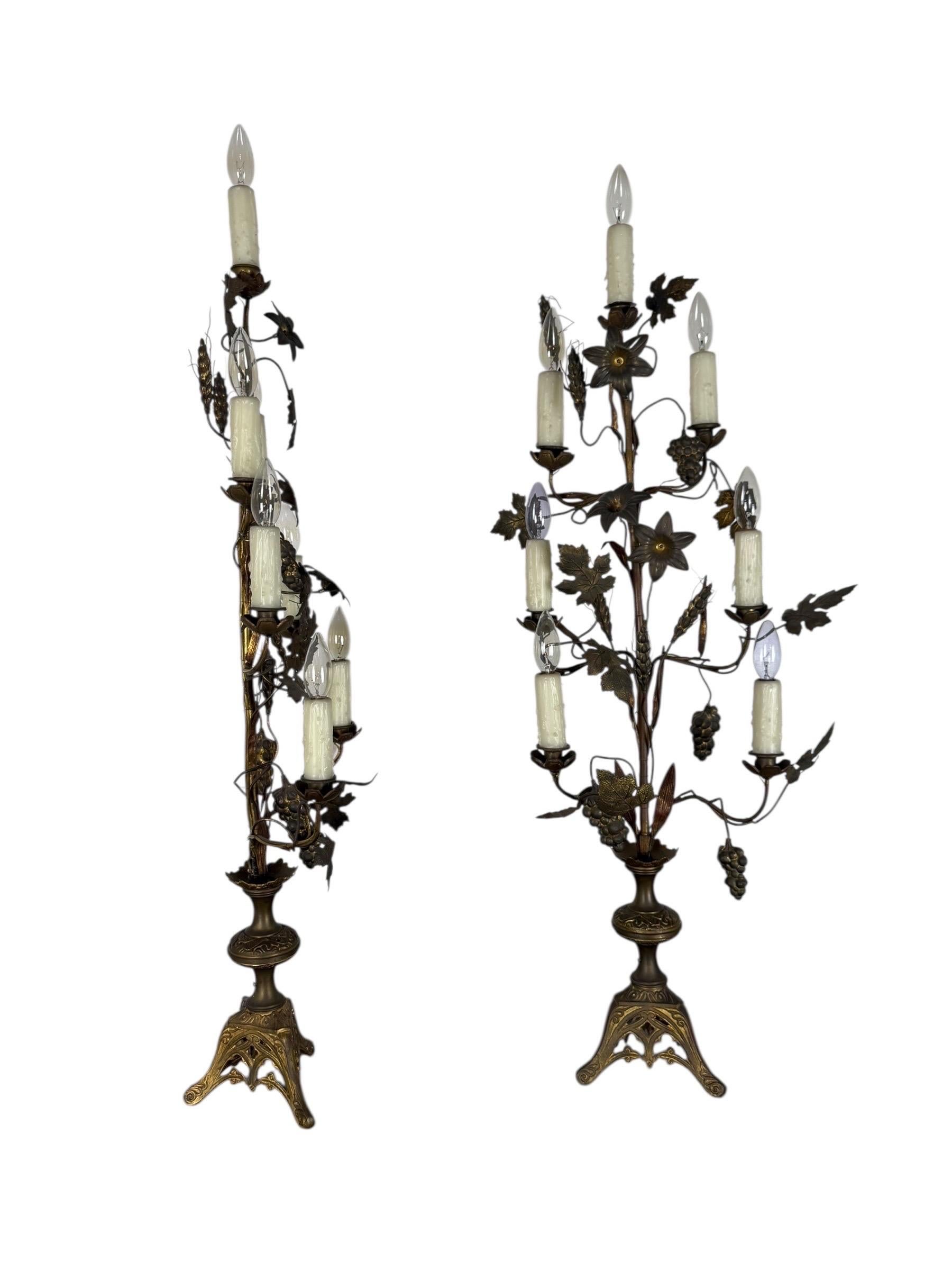 italien Paire de chandeliers en laiton doré avec motifs de feuillage et de raisin en vente