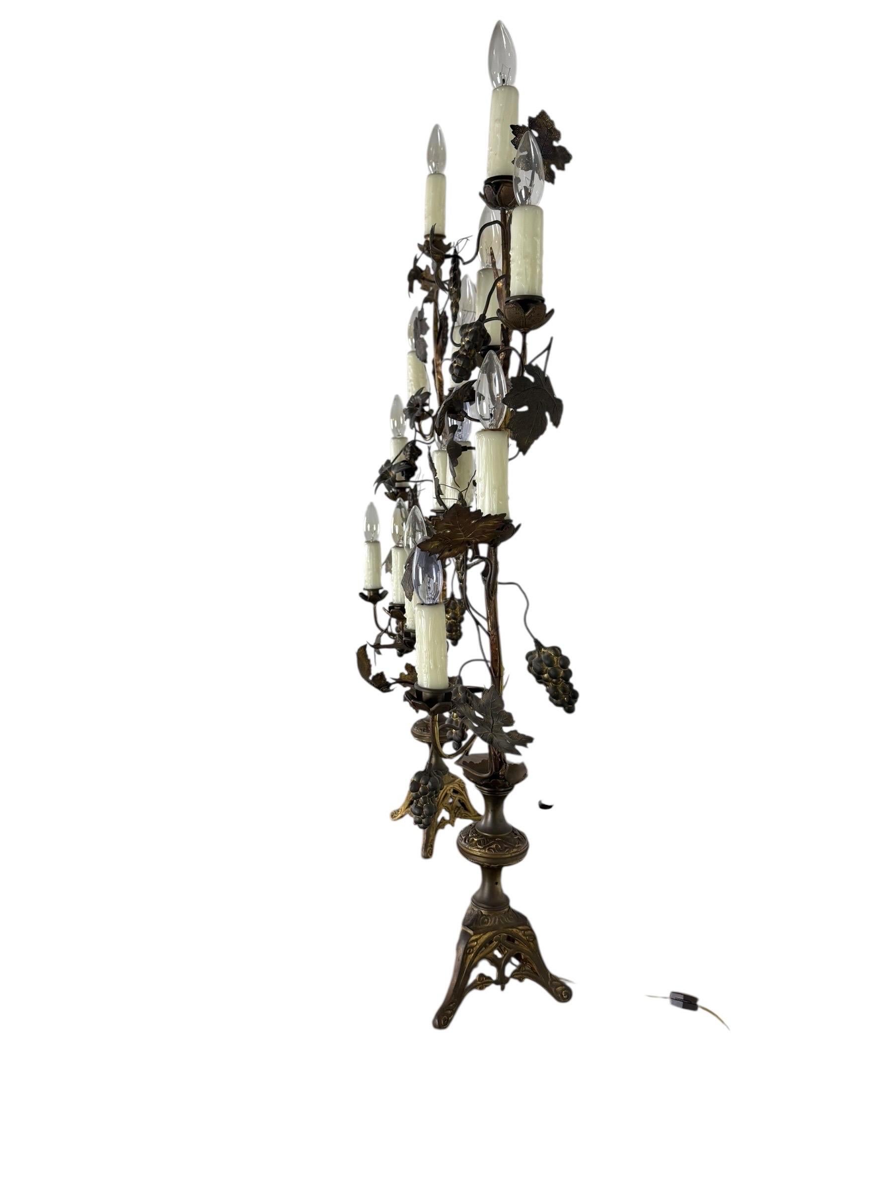 Paire de chandeliers en laiton doré avec motifs de feuillage et de raisin Abîmé - En vente à Los Angeles, CA