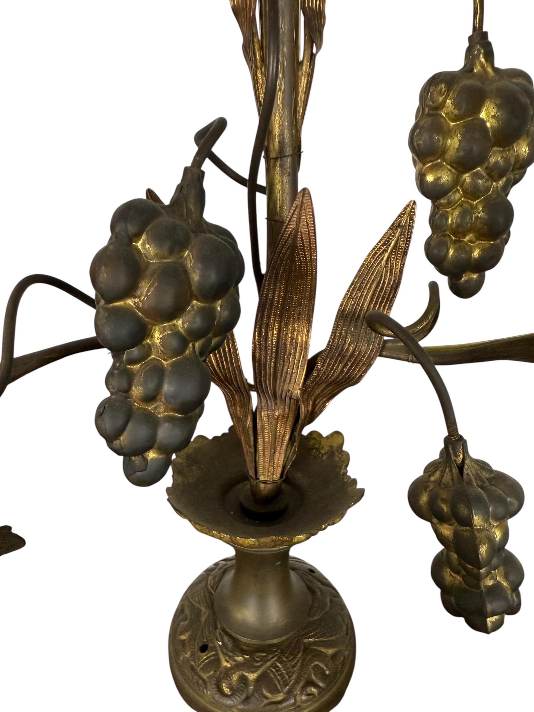 XIXe siècle Paire de chandeliers en laiton doré avec motifs de feuillage et de raisin en vente