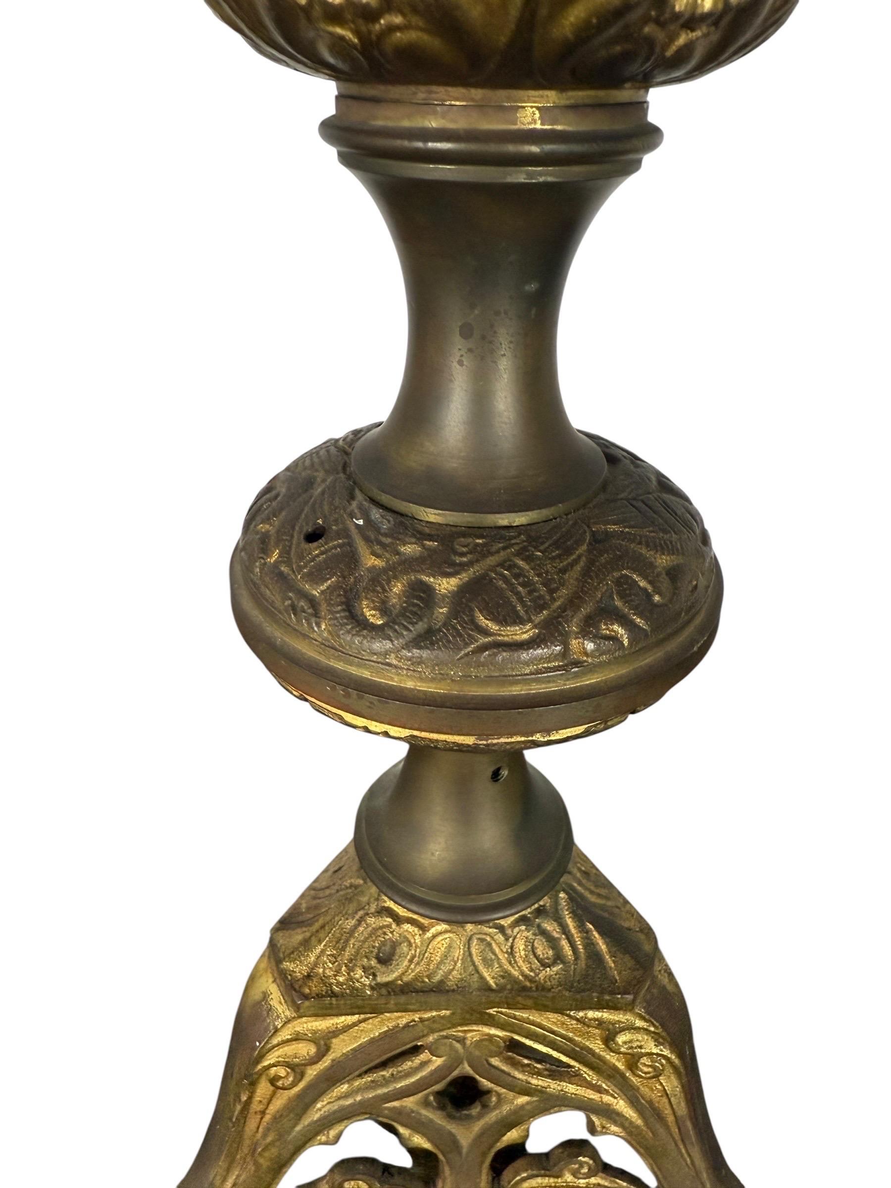 Laiton Paire de chandeliers en laiton doré avec motifs de feuillage et de raisin en vente