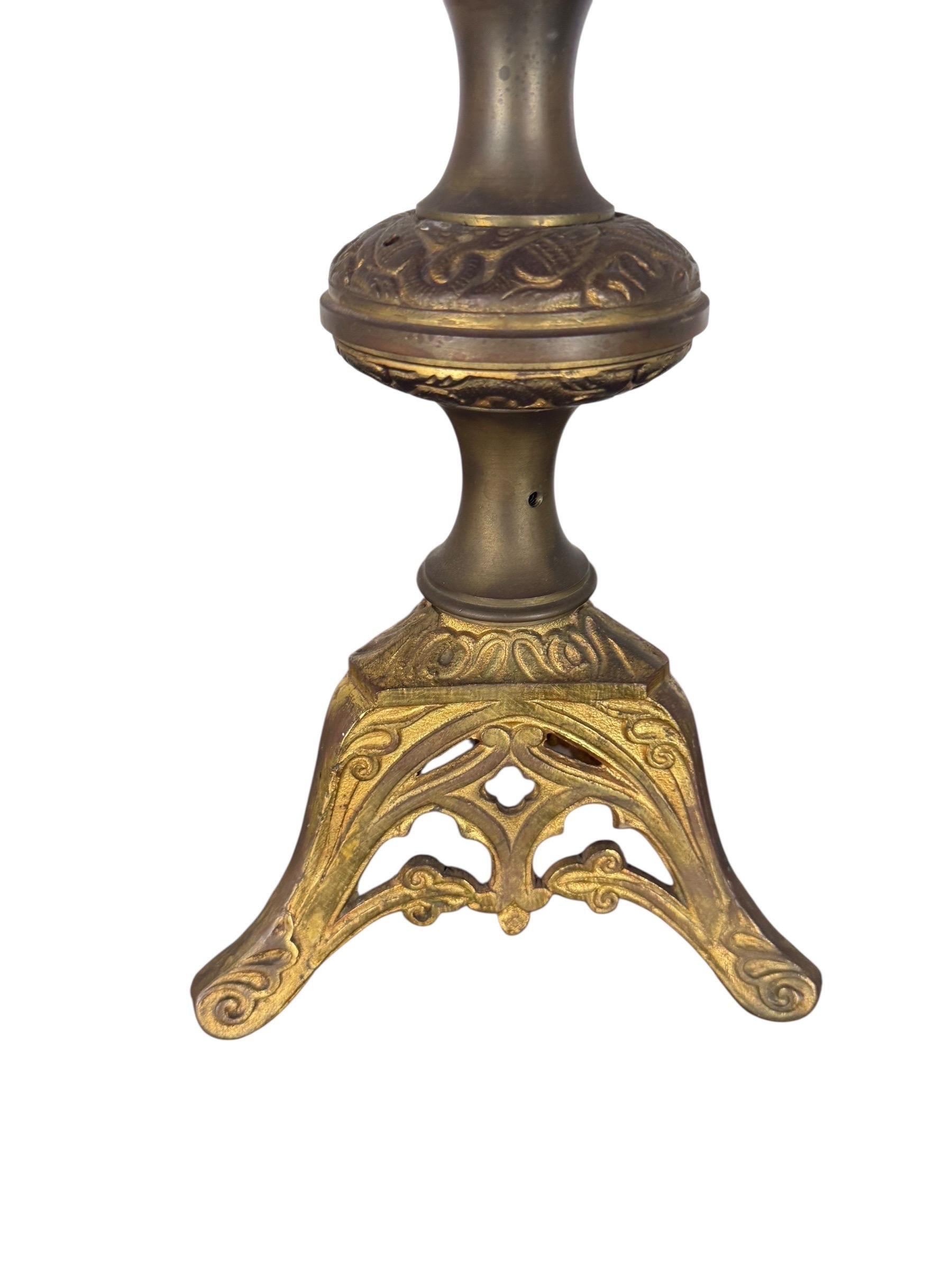 Paire de chandeliers en laiton doré avec motifs de feuillage et de raisin en vente 1