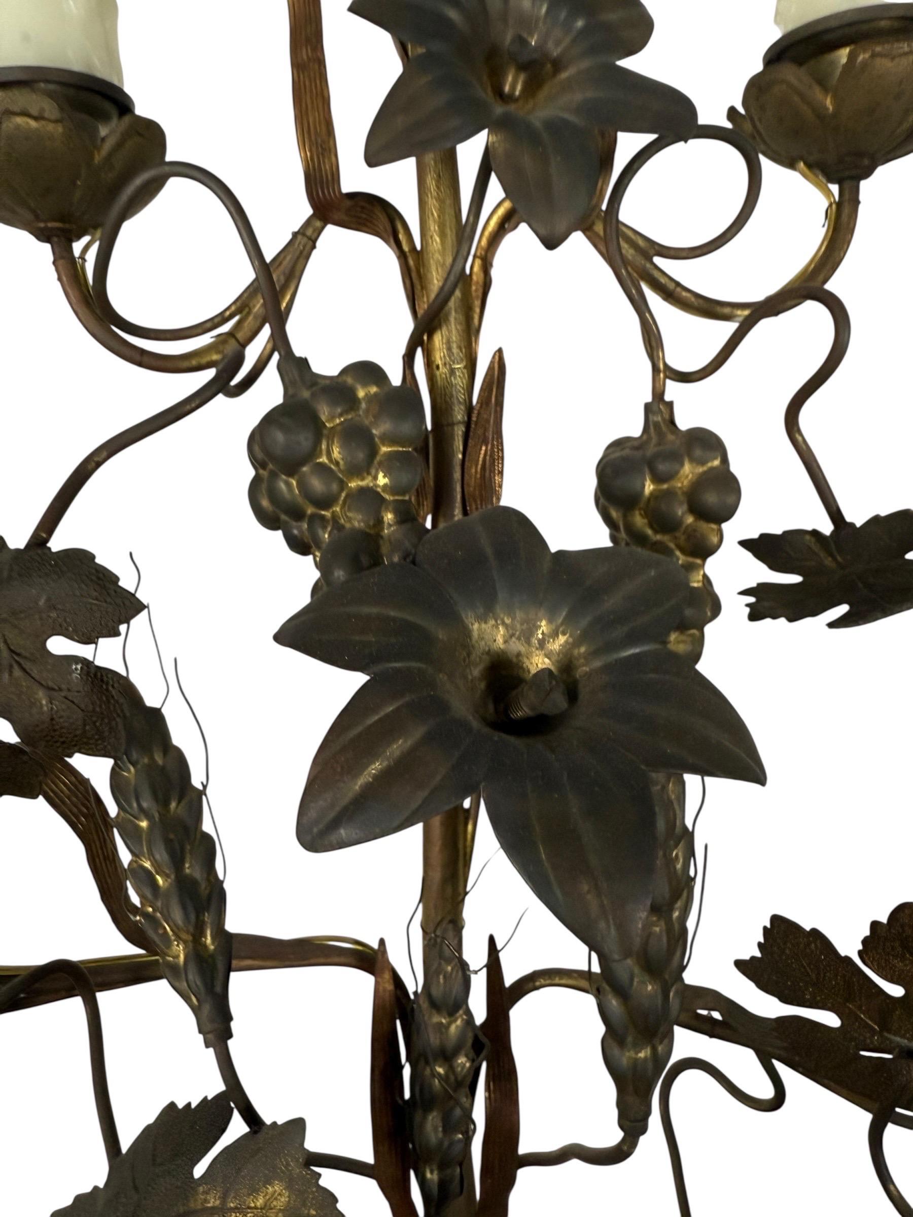 Paire de chandeliers en laiton doré avec motifs de feuillage et de raisin en vente 2