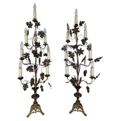 Paire de chandeliers en laiton doré avec motifs de feuillage et de raisin