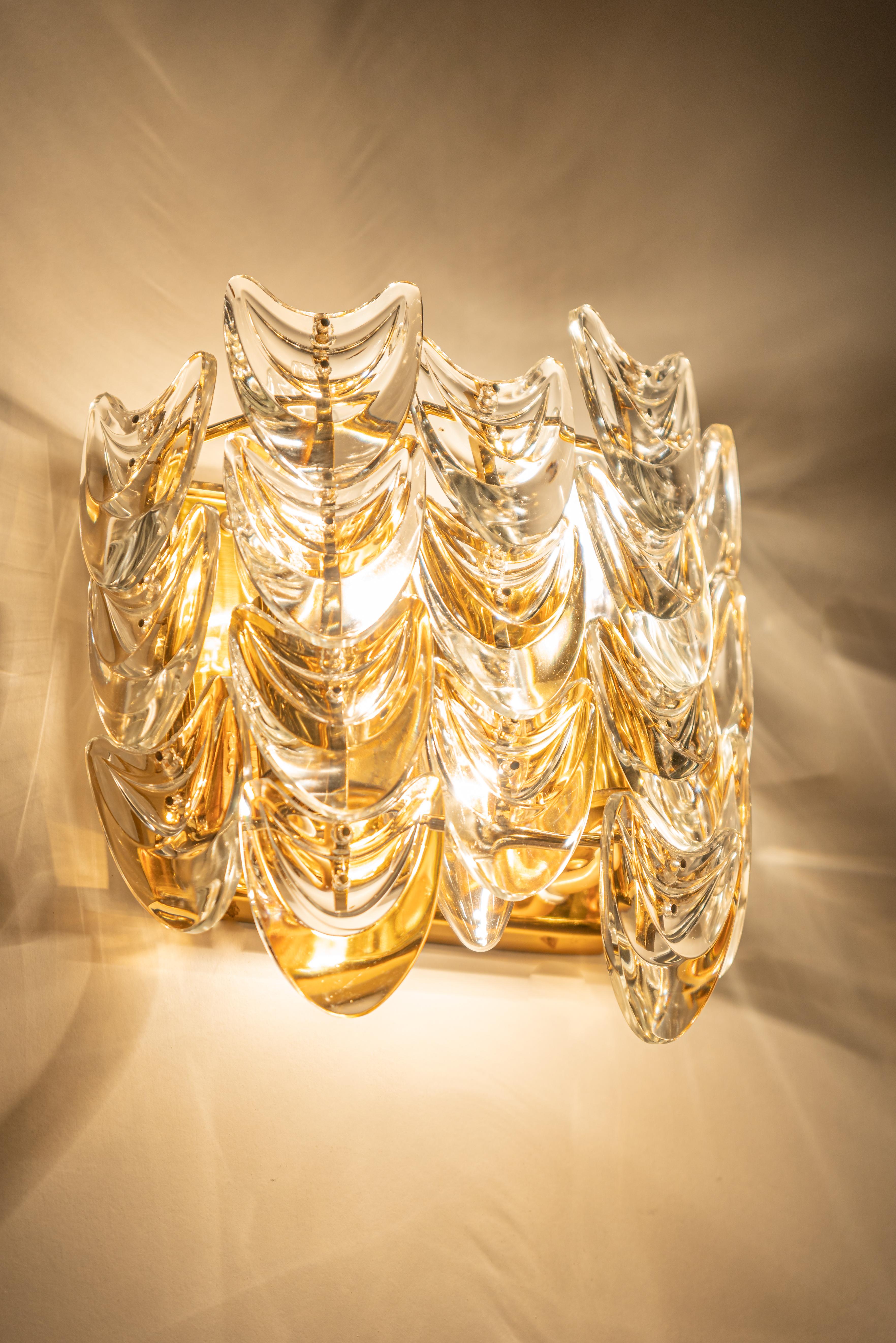 Una coppia di splendide appliques dorate, realizzate da Palwa, design Sciolari Style- Germania, circa 1960-1969.
Bicchieri di cristallo su una cornice di ottone dorato.
Il meglio degli anni '60 dalla Germania.

Di alta qualità e in ottime