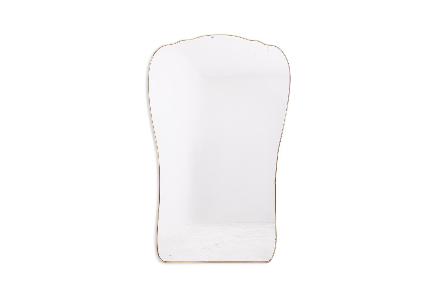 Gio Ponti, dans le style de.

Paire de grands miroirs en laiton doré.

Œuvre italienne réalisée vers 1970.

Dimensions : H x L x P cm

Référence : LS6361

Possibilité d'acheter un miroir seul. Veuillez nous contacter. 