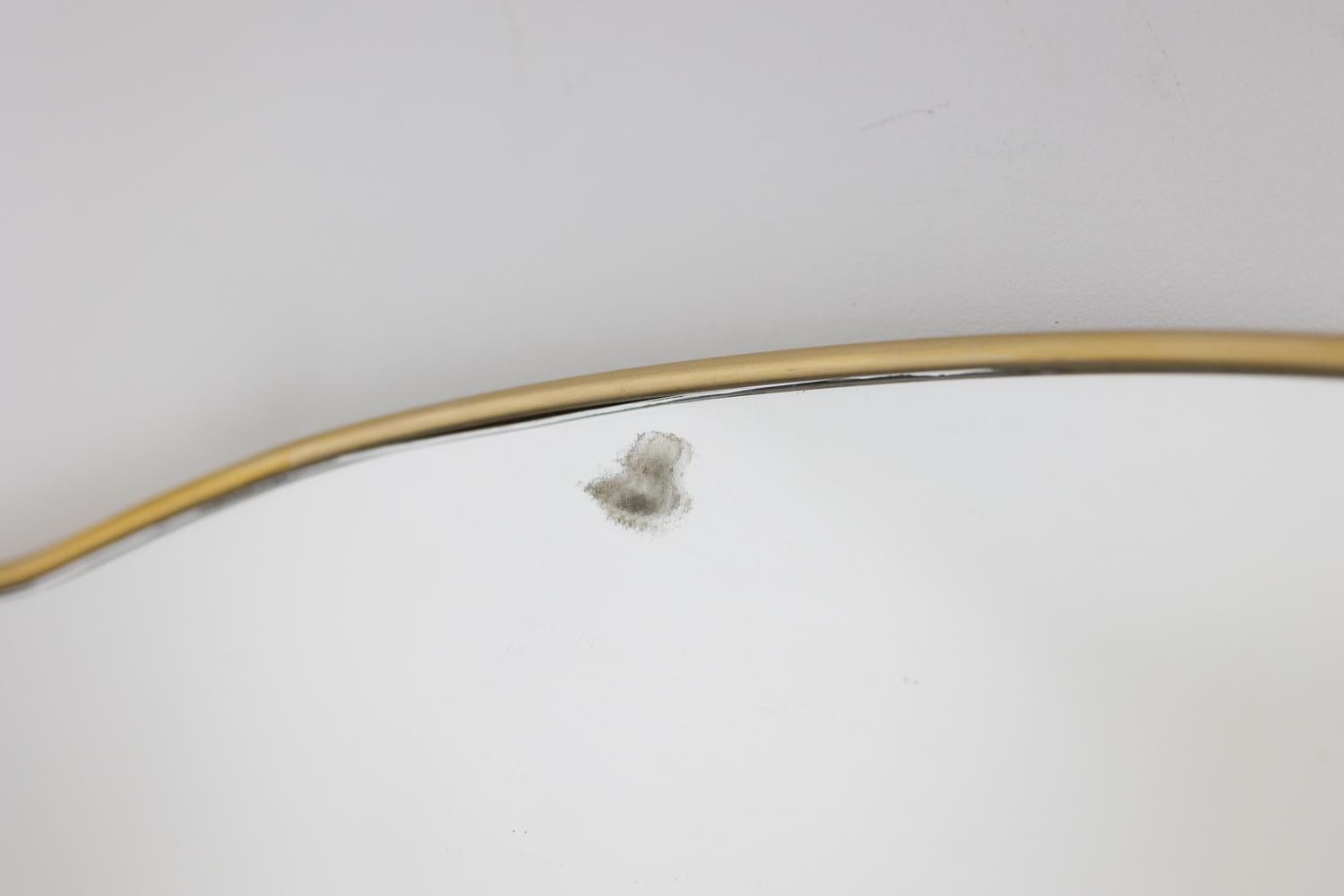 Paire de miroirs en laiton doré. Circa 1970. Excellent état - En vente à Saint-Ouen, FR