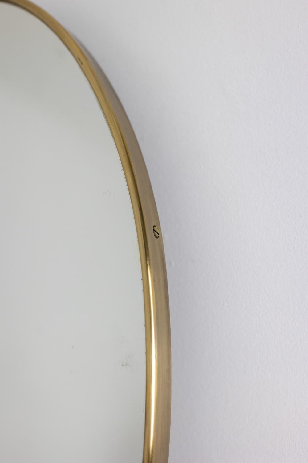 Laiton Paire de miroirs en laiton doré. Circa 1970. en vente