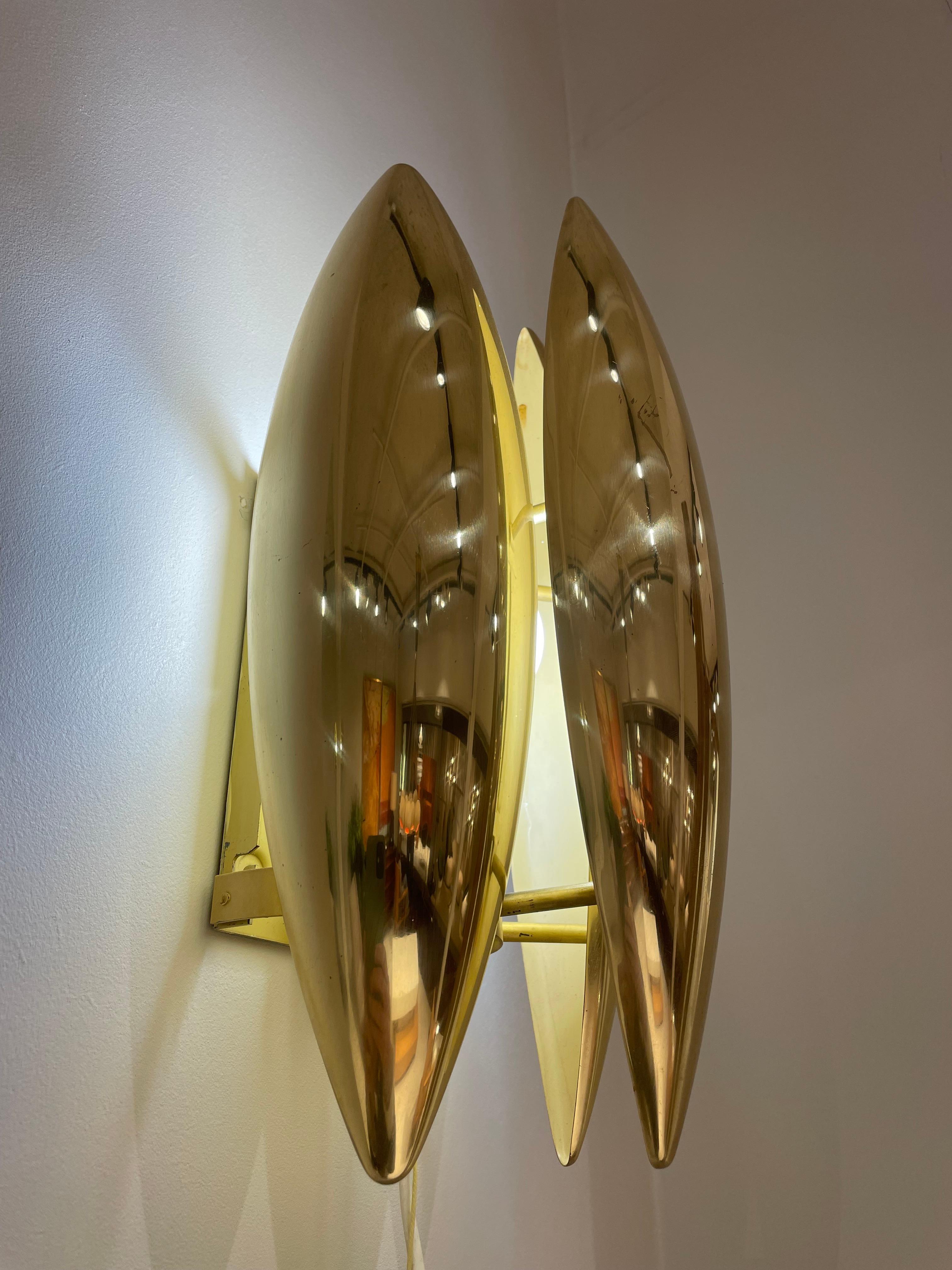 Pair of gilded brass sconces from the 70s.

Origin : Sweden
Dimensions: height 38 cm x width 20 cm x depth 13 cm