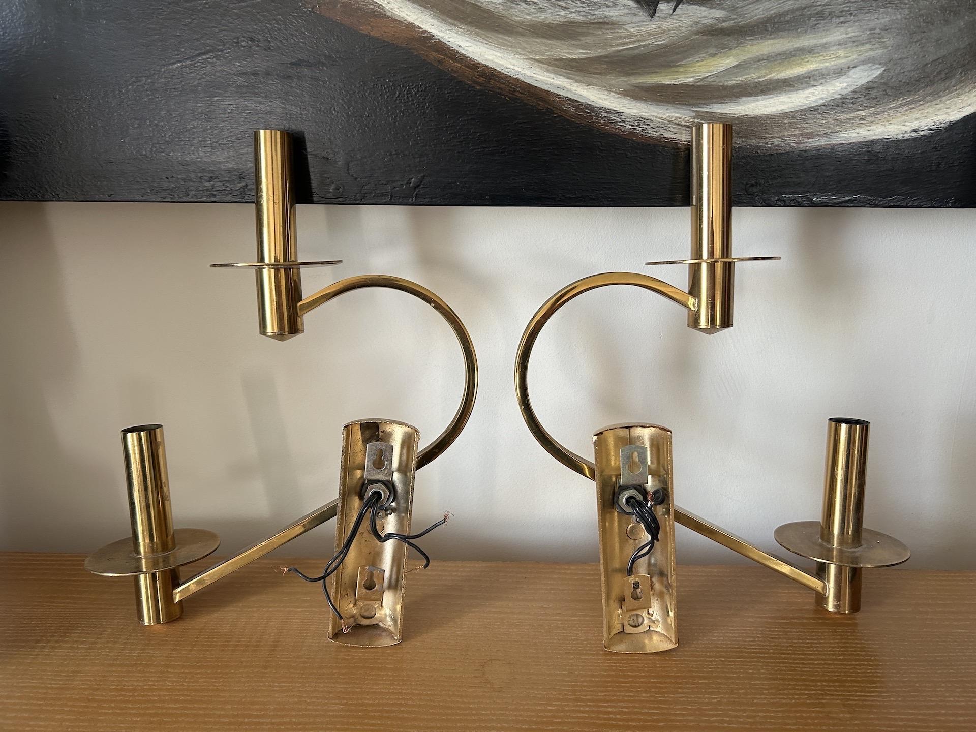 Mid-Century Modern Pair of gilded brass sconces in the style of Gaetano Sciolari 1970 For Sale
