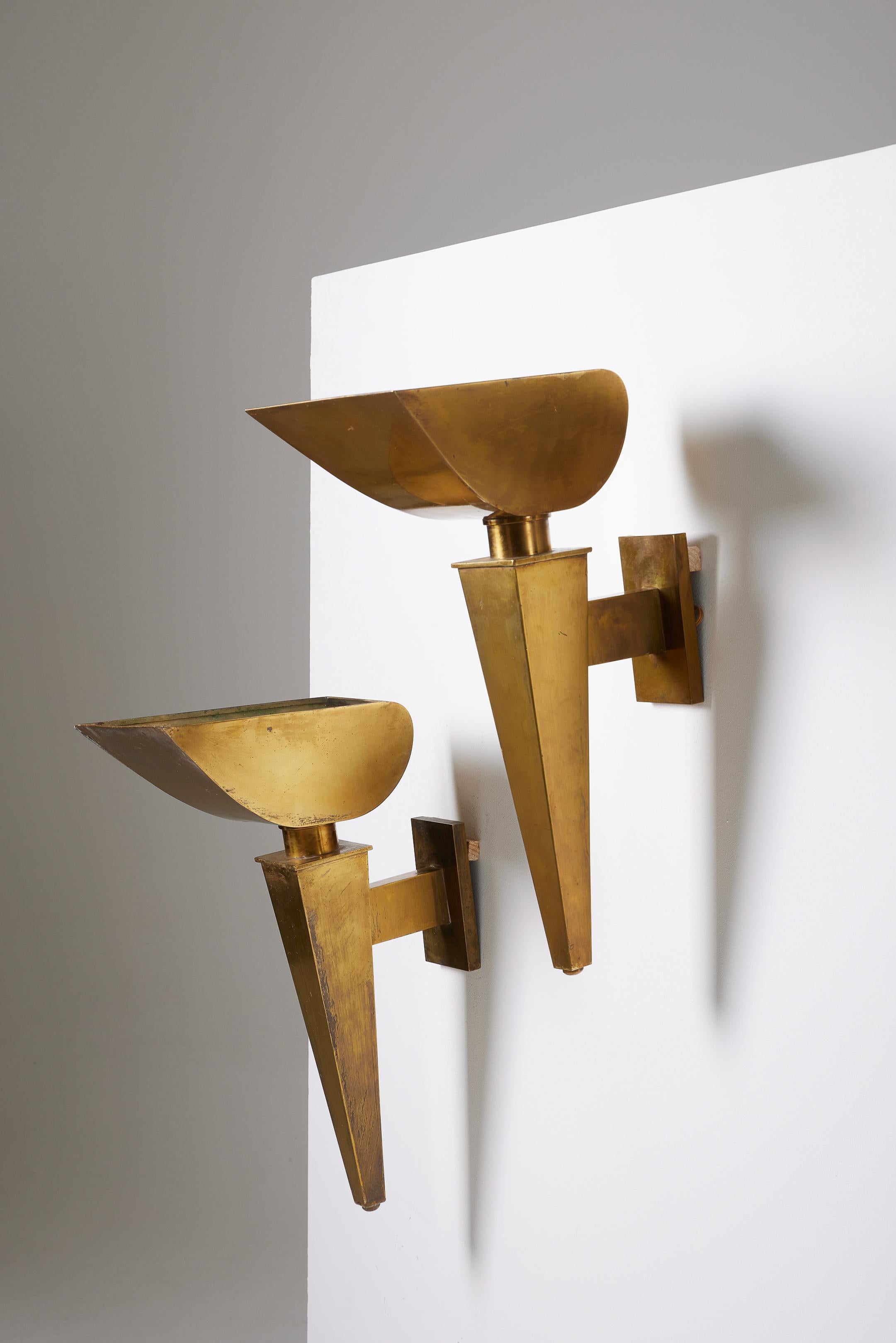 Pair of gilded brass wall sconces by designer Jean-Boris Lacroix (1902-1984), dating back to the 1950s. Jean-Boris Lacroix was a pioneer of modernist design, known for his luminaires with clean geometric lines. Overall very good condition
LP1920