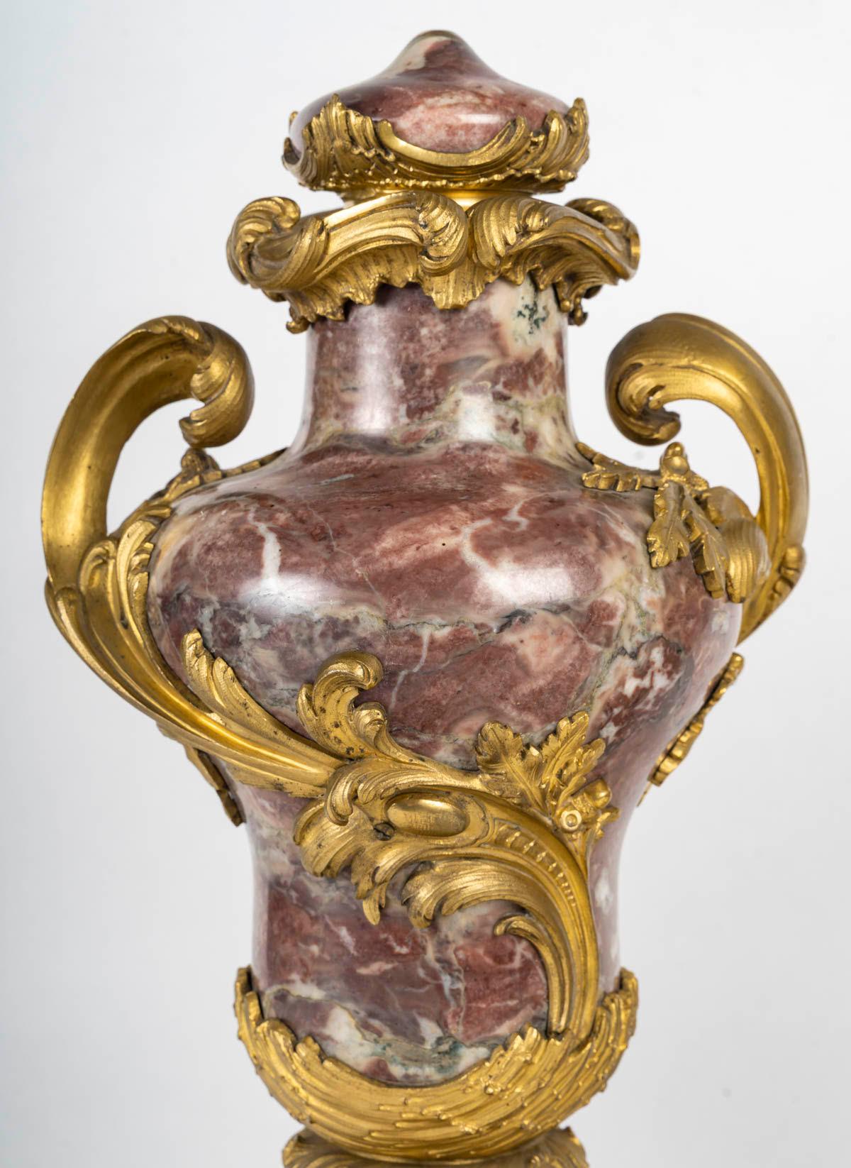 Pair of gilded bronze and marble cassolettes, 19th century, Napoleon III period.

Pair of 19th century cassolettes, Napoleon III period, in marble and gilded bronze.
H: 44cm, W: 22cm, D: 18cm
