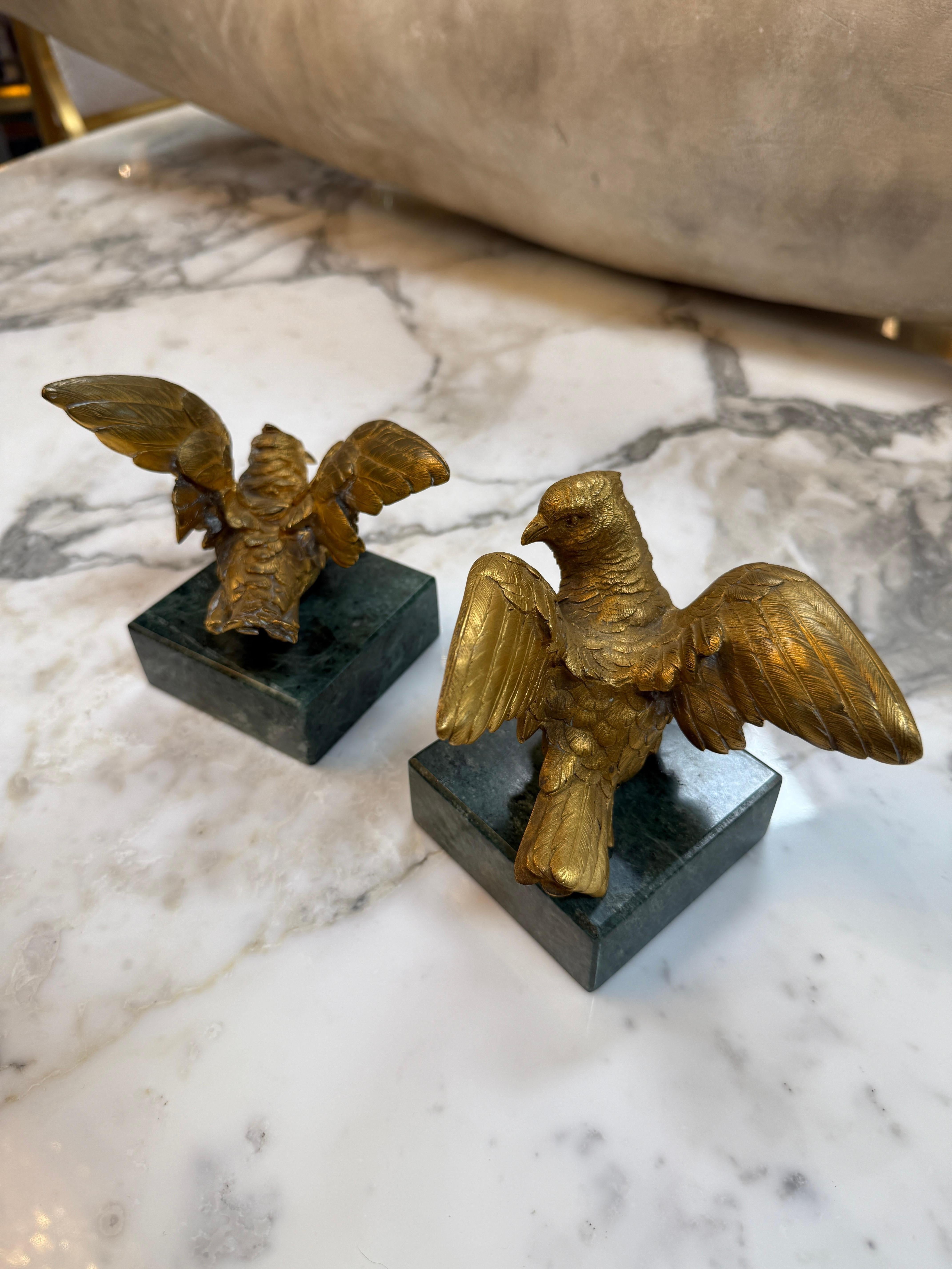 Llamativa escultura de bronce dorado que representa un ave en vuelo, finamente detallada con plumas texturizadas y forma dinámica. Montada sobre una sólida base de mármol verde, esta pieza destila elegancia y artesanía. Un bello ejemplo del arte