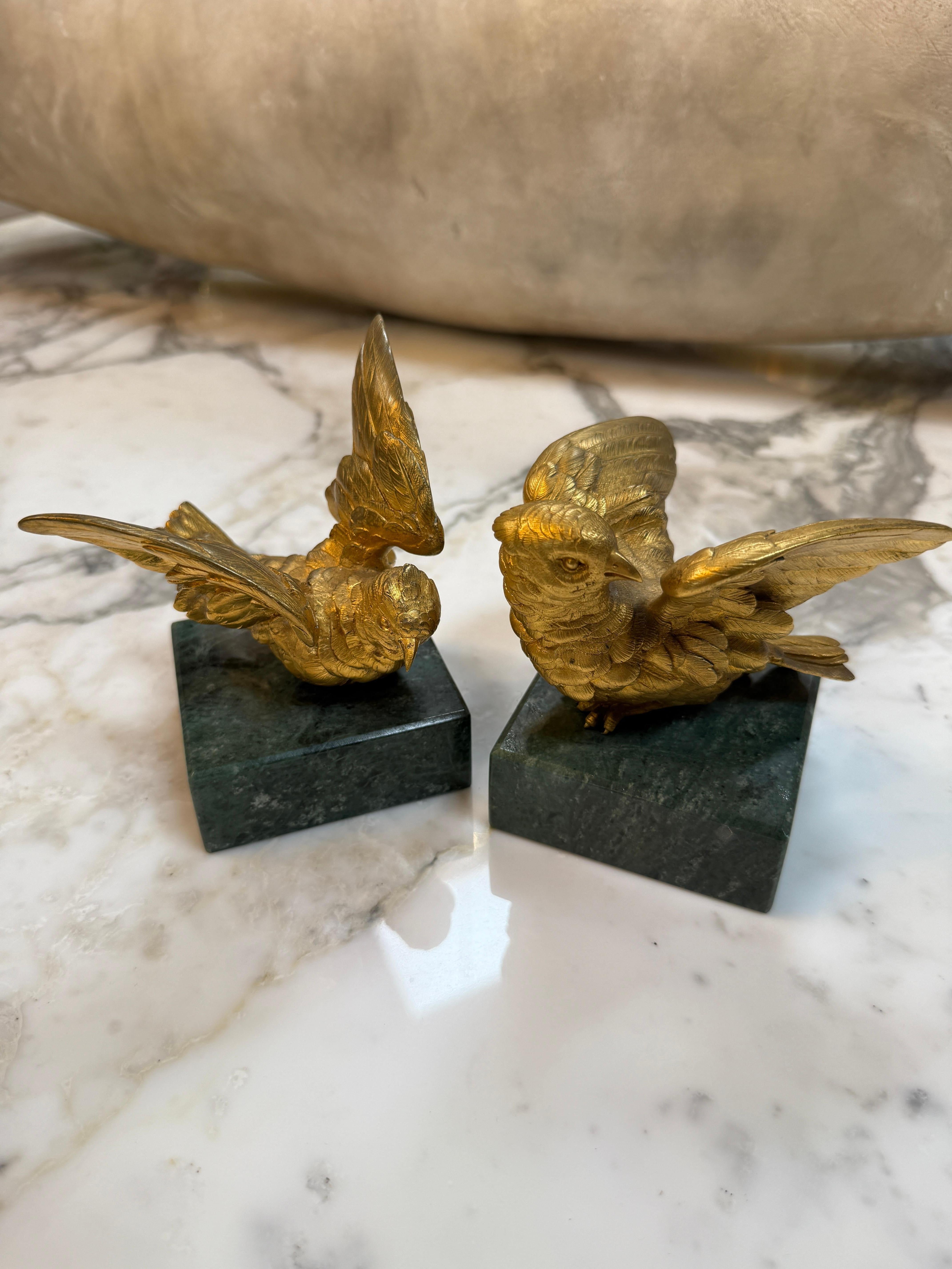 Pareja de esculturas de pájaros de bronce dorado sobre base de mármol Moderno en venta