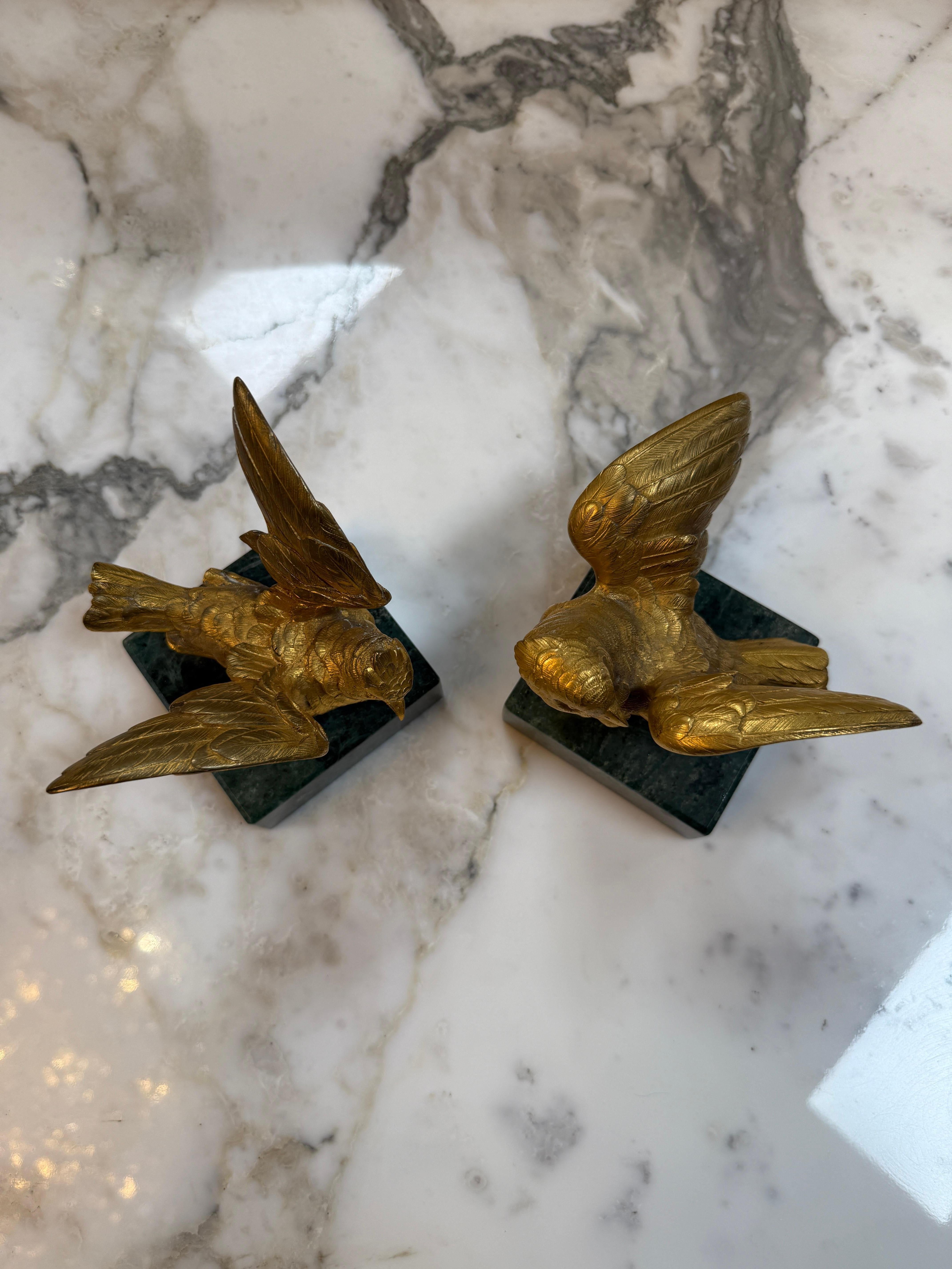 Pareja de esculturas de pájaros de bronce dorado sobre base de mármol en Bueno estado para la venta en Los Angeles, CA