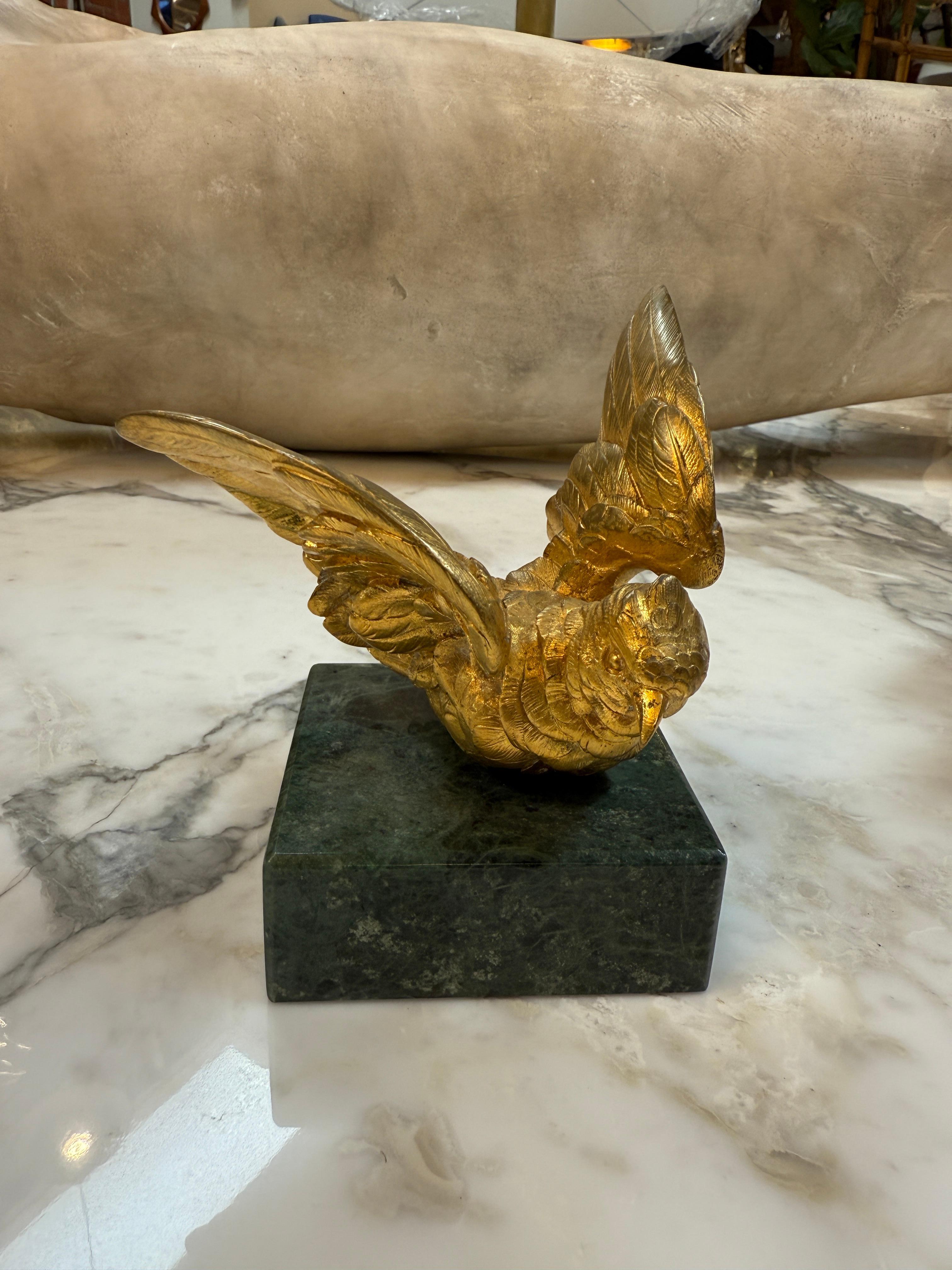 Pareja de esculturas de pájaros de bronce dorado sobre base de mármol finales del siglo XX en venta