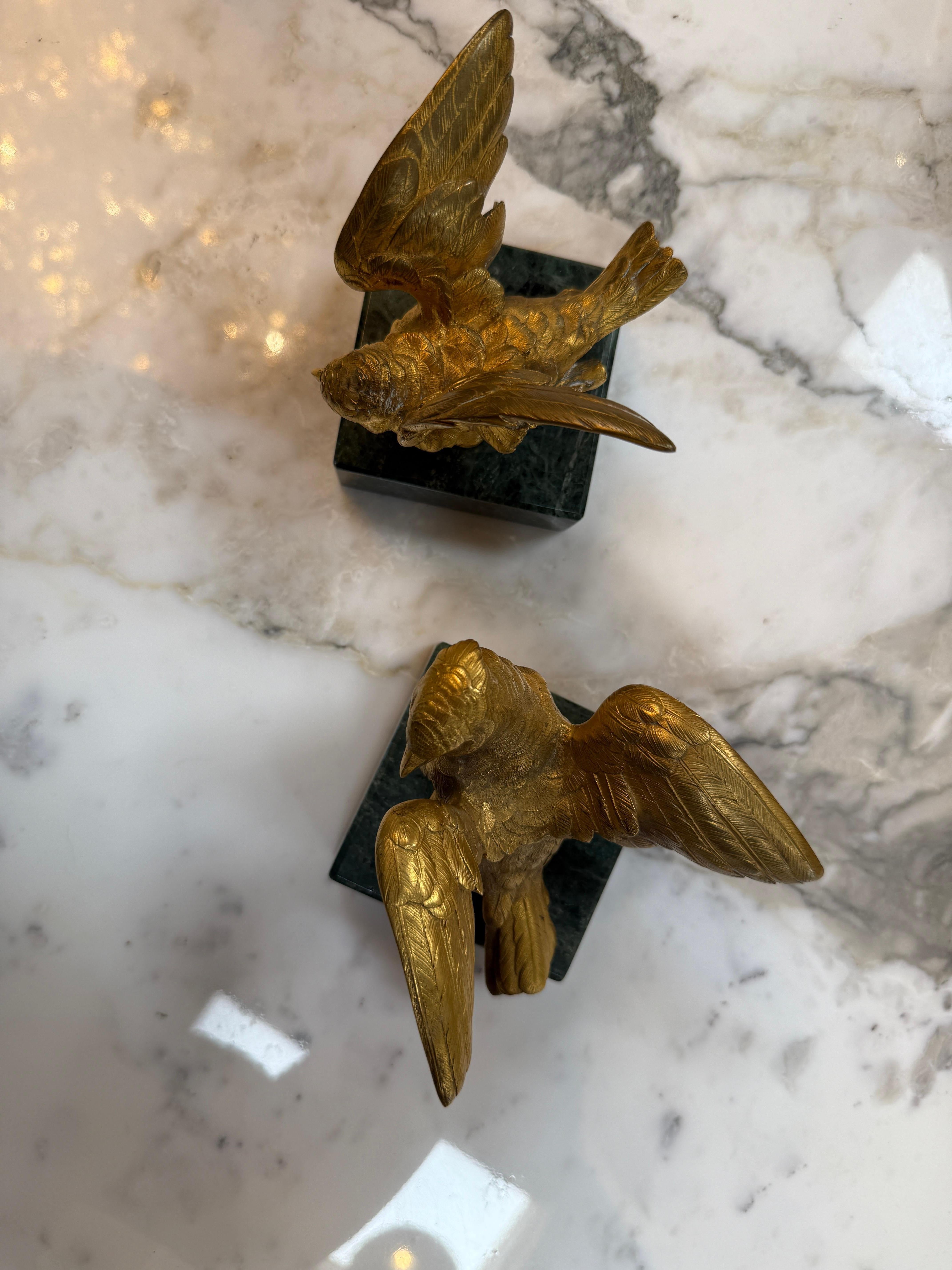 Pareja de esculturas de pájaros de bronce dorado sobre base de mármol en venta 1