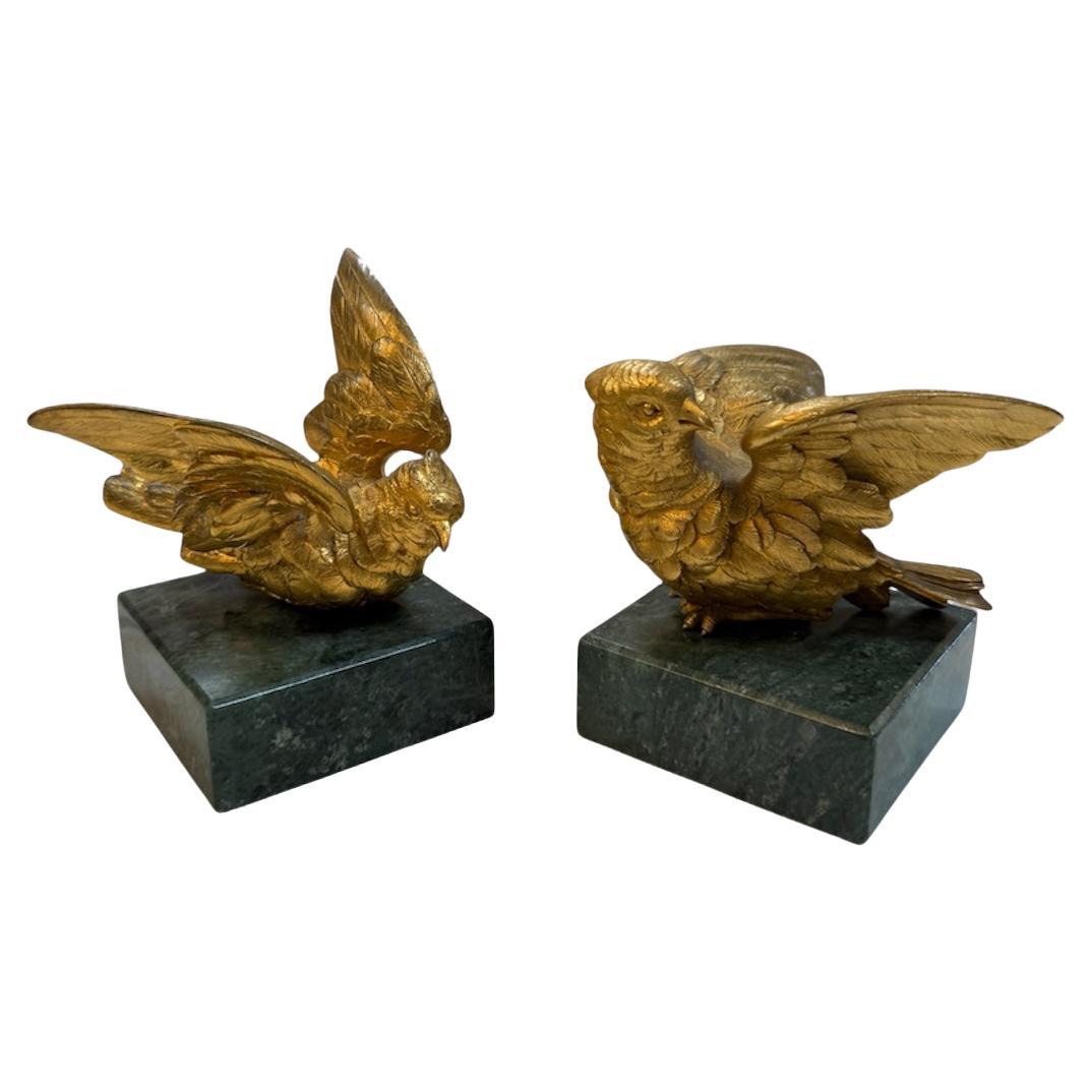 Coppia di uccelli scultura in bronzo dorato su base di marmo