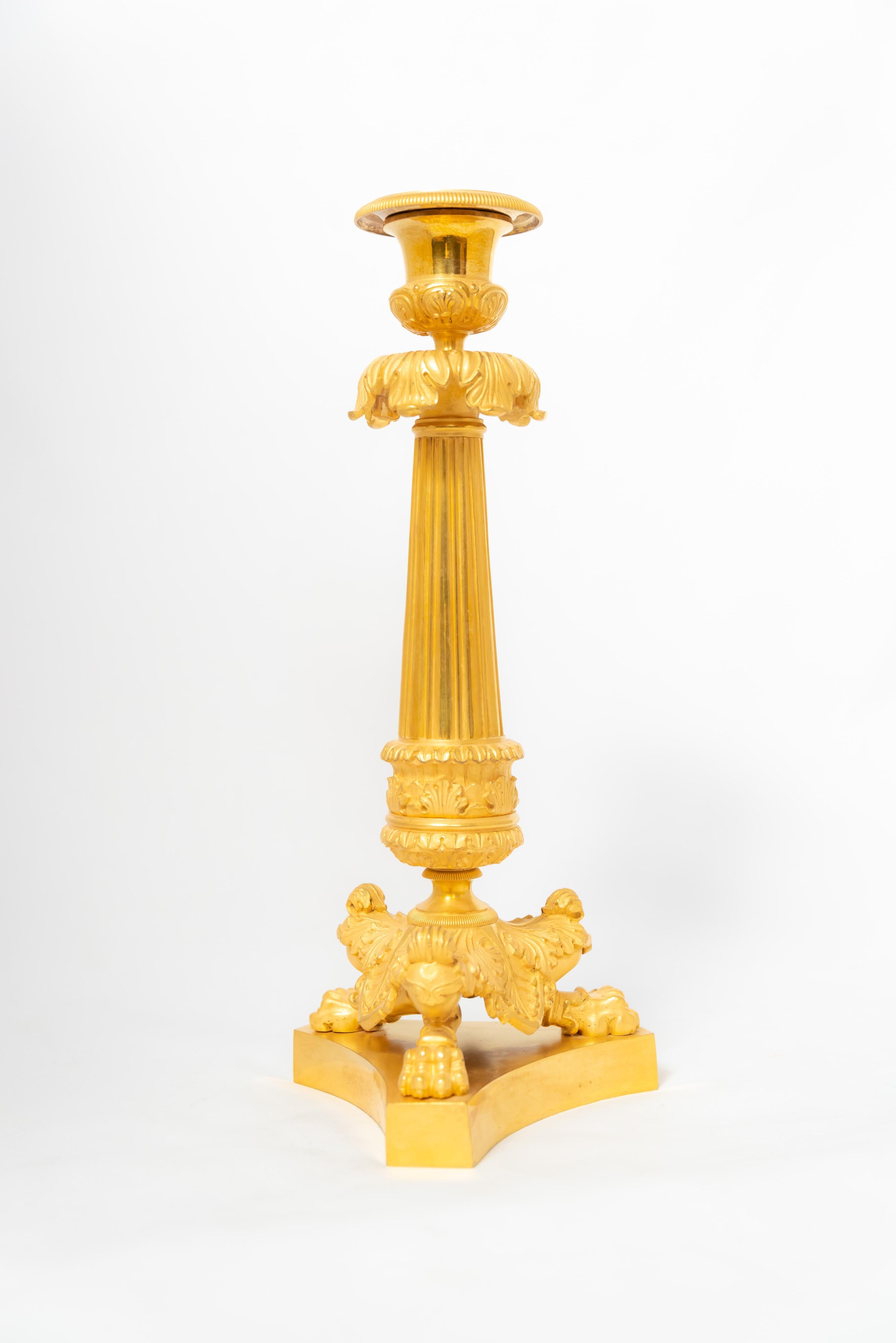 Paar Kerzenständer aus vergoldeter Bronze aus der französischen Restaurationszeit im Angebot 4