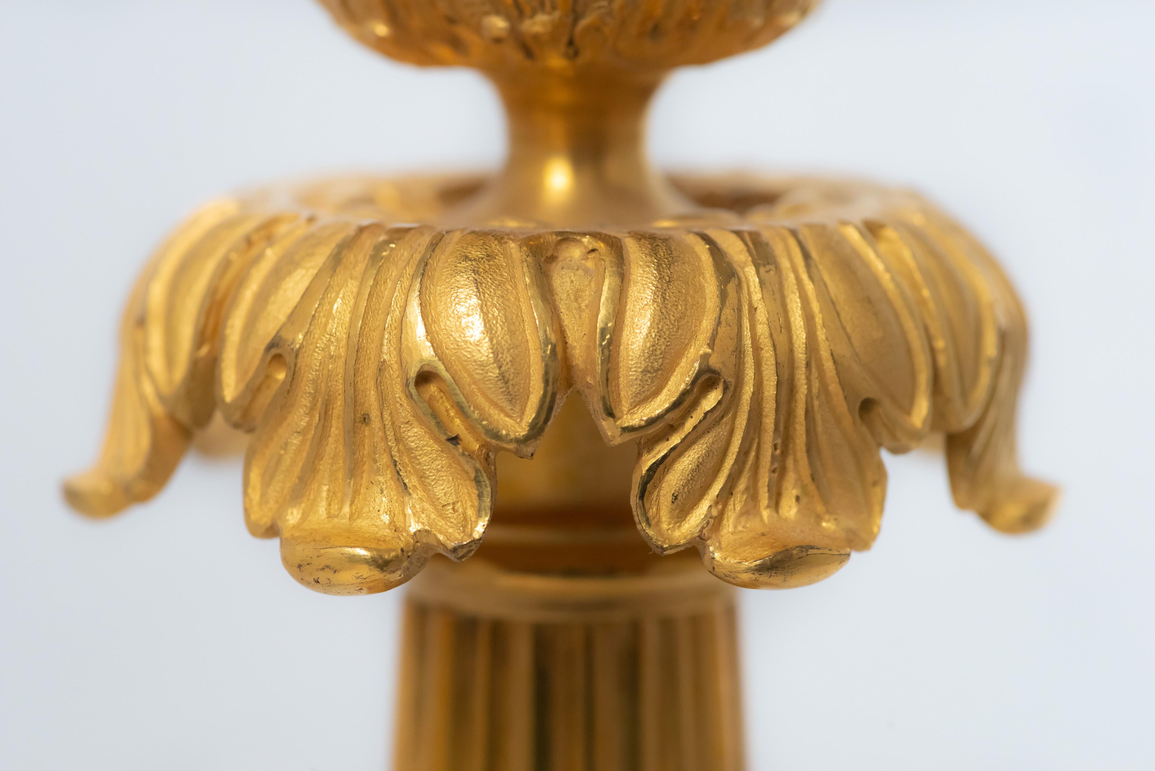 Paar Kerzenständer aus vergoldeter Bronze aus der französischen Restaurationszeit (Französisch) im Angebot