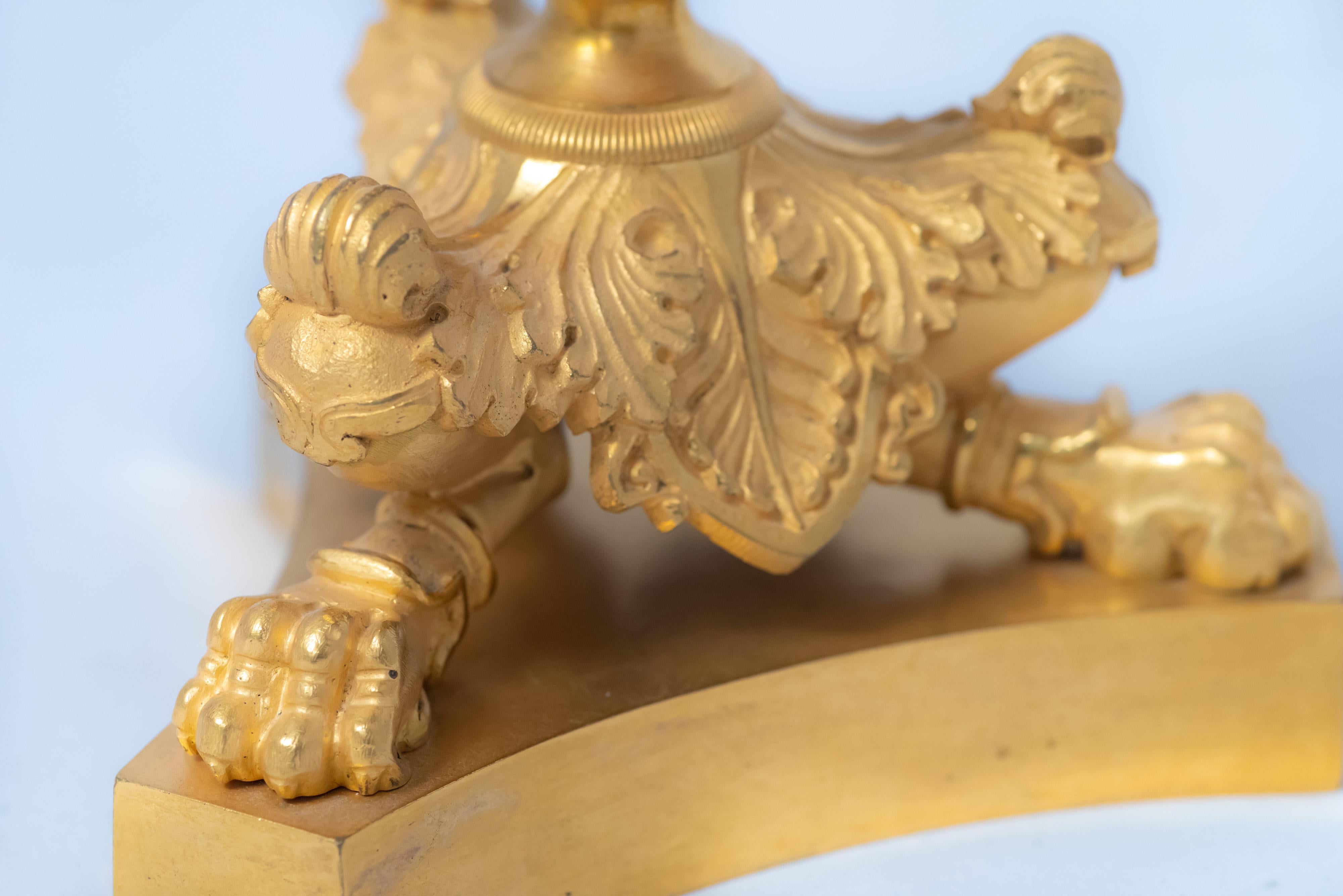 Paar Kerzenständer aus vergoldeter Bronze aus der französischen Restaurationszeit (Vergoldet) im Angebot