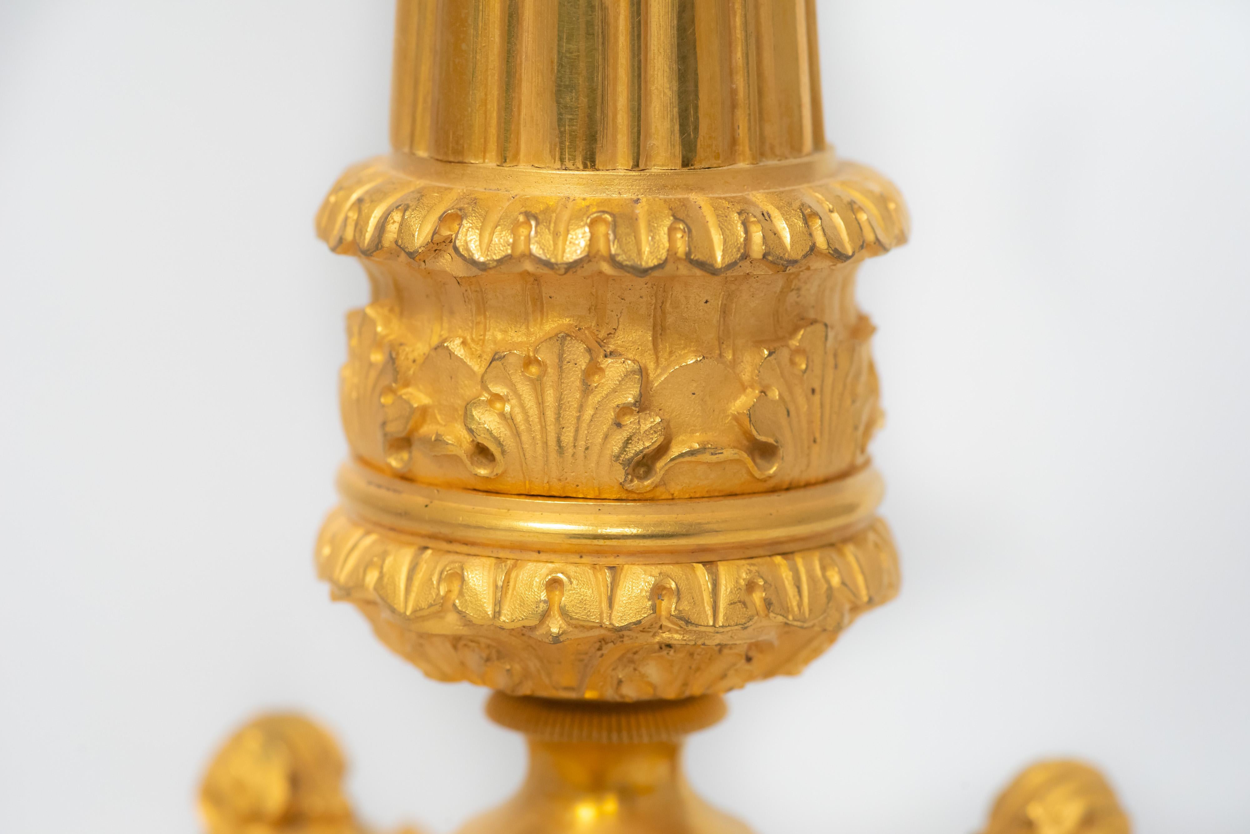 Paar Kerzenständer aus vergoldeter Bronze aus der französischen Restaurationszeit im Zustand „Gut“ im Angebot in 263-0031, JP