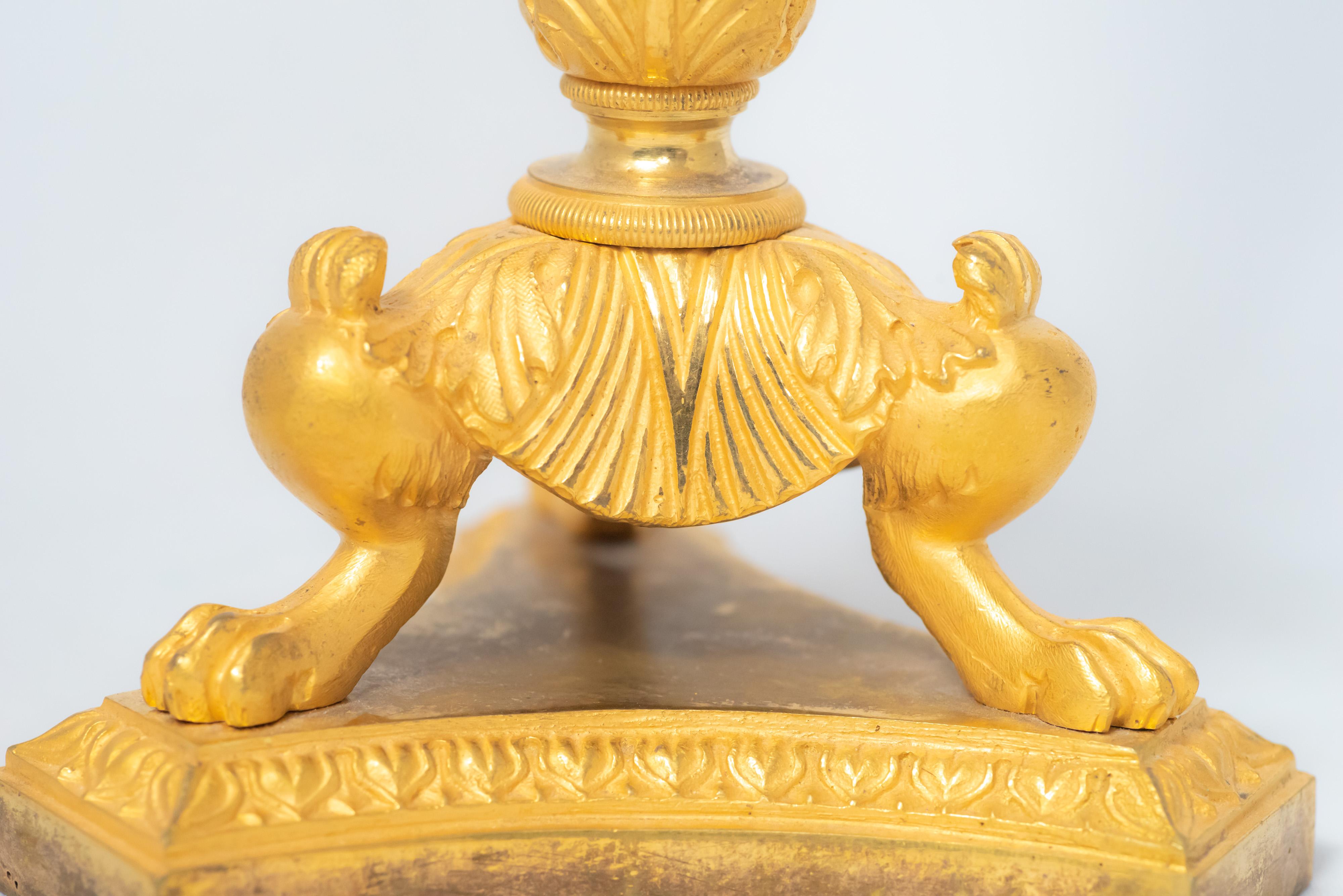Paar Kerzenständer aus vergoldeter Bronze aus der französischen Restaurationszeit im Angebot 1