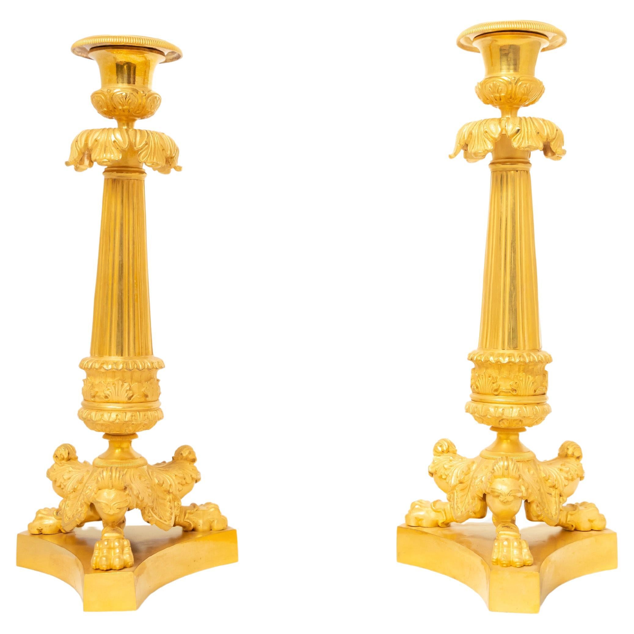 Paar Kerzenständer aus vergoldeter Bronze aus der französischen Restaurationszeit im Angebot
