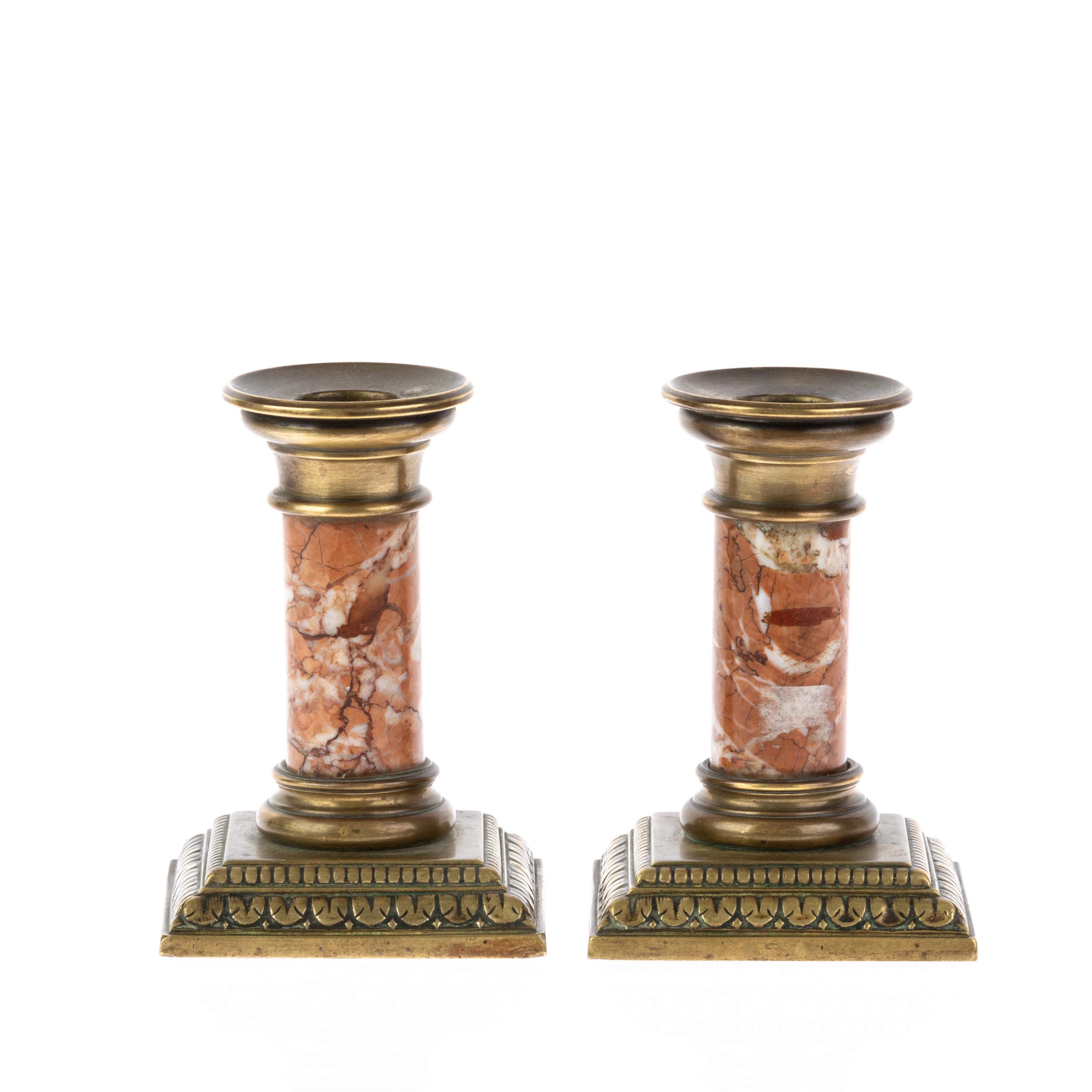 Coppia di candelieri in bronzo dorato e marmo rosso del XIX secolo

Spedizione internazionale gratuita

