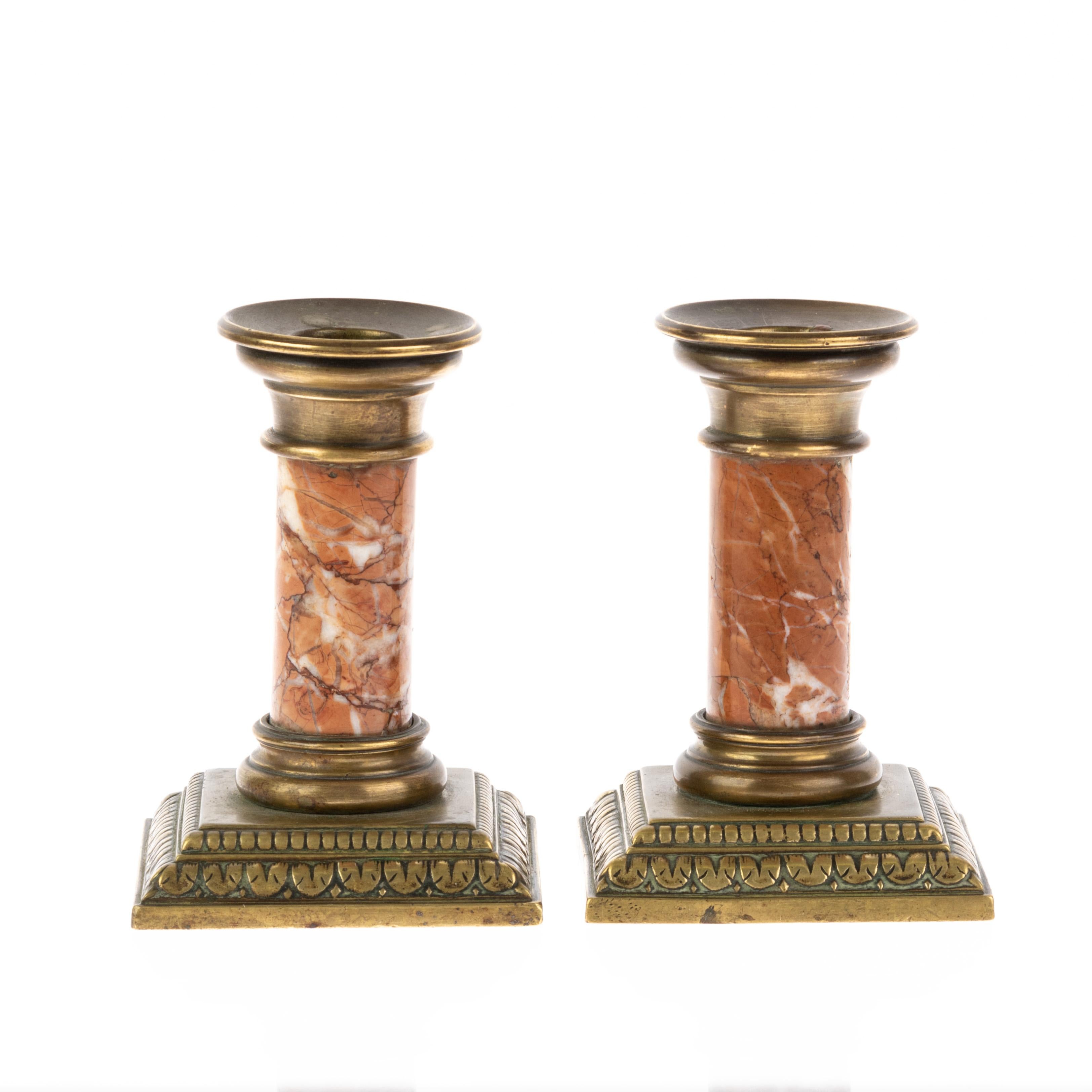 Coppia di candelieri in bronzo dorato e marmo rosso del XIX secolo In condizioni buone in vendita a Nottingham, GB