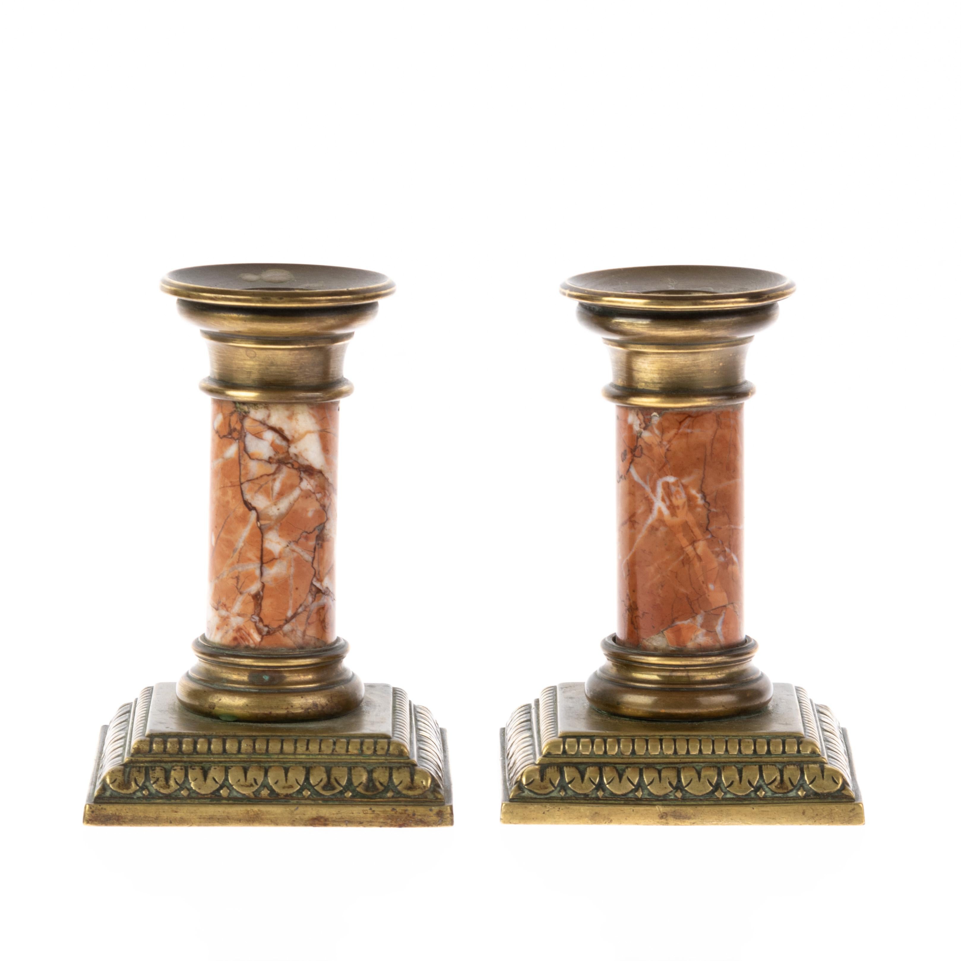 Bronzo Coppia di candelieri in bronzo dorato e marmo rosso del XIX secolo in vendita