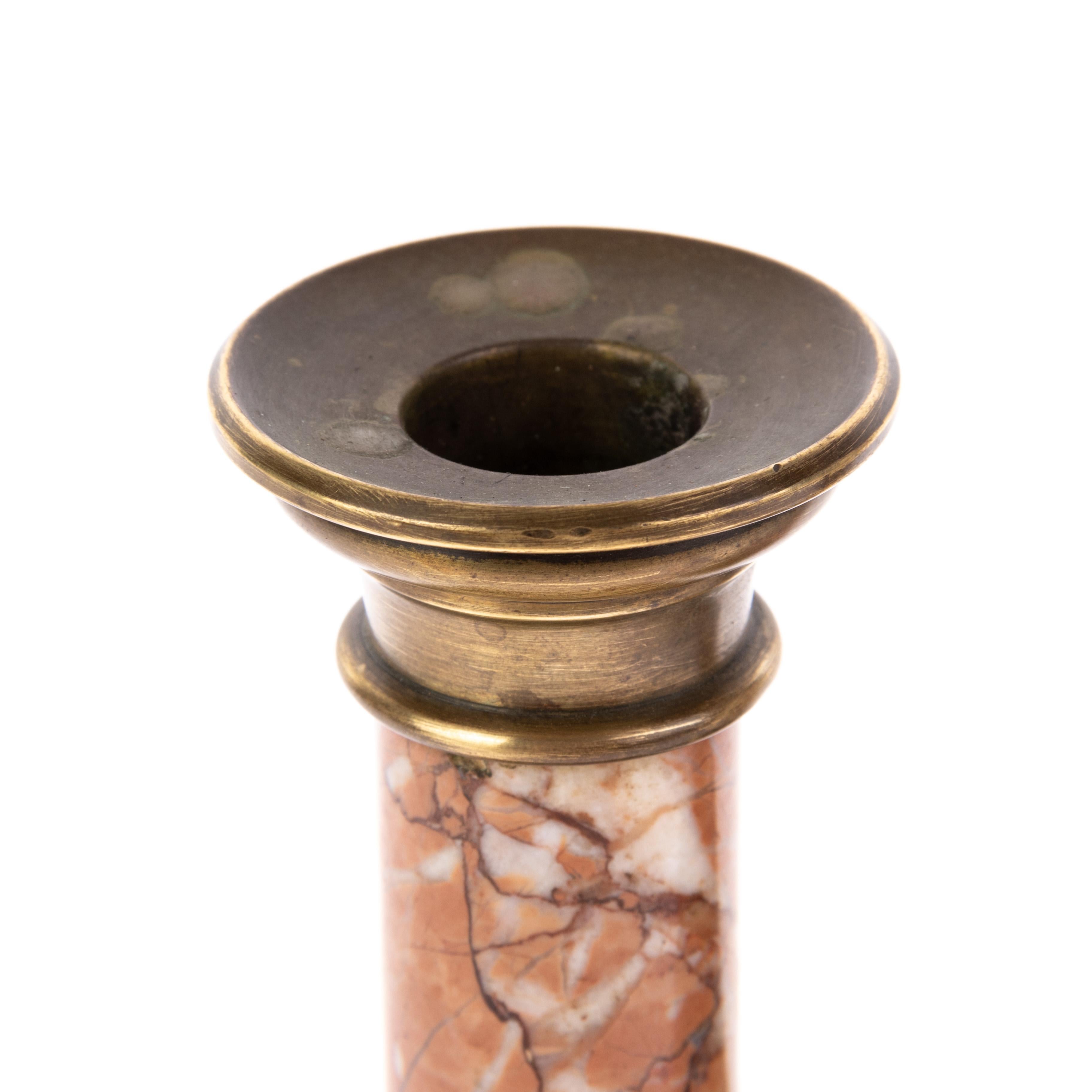 Coppia di candelieri in bronzo dorato e marmo rosso del XIX secolo in vendita 1