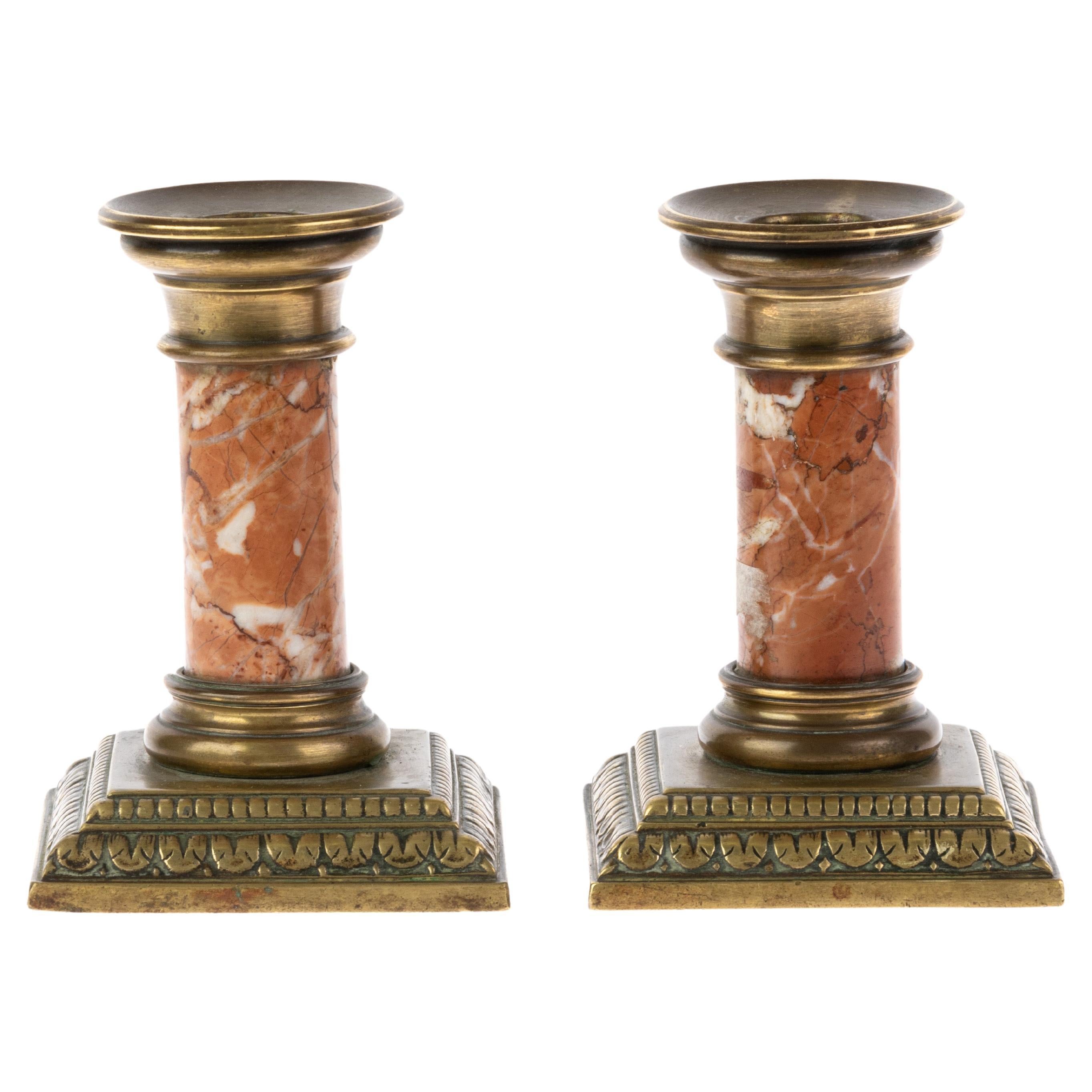 Coppia di candelieri in bronzo dorato e marmo rosso del XIX secolo