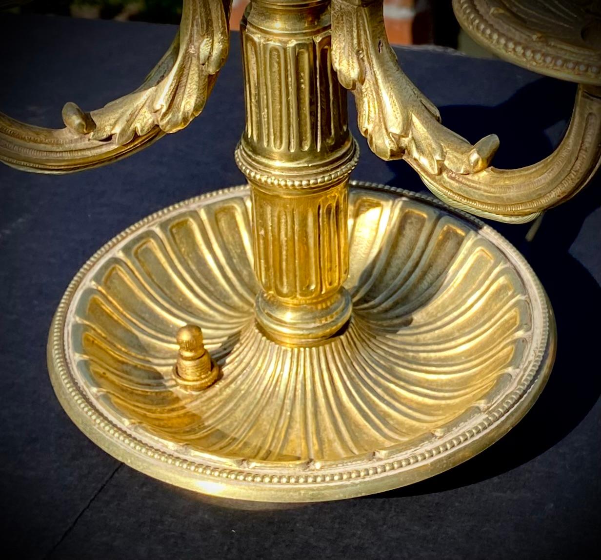 Zwei vergoldete Bronze-Kandelaberlampen mit drei Lichtern, frühes 20. Jahrhundert  (Französisch) im Angebot