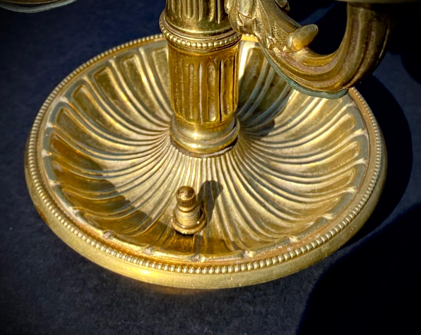 Zwei vergoldete Bronze-Kandelaberlampen mit drei Lichtern, frühes 20. Jahrhundert  (Perlenbesetzt) im Angebot