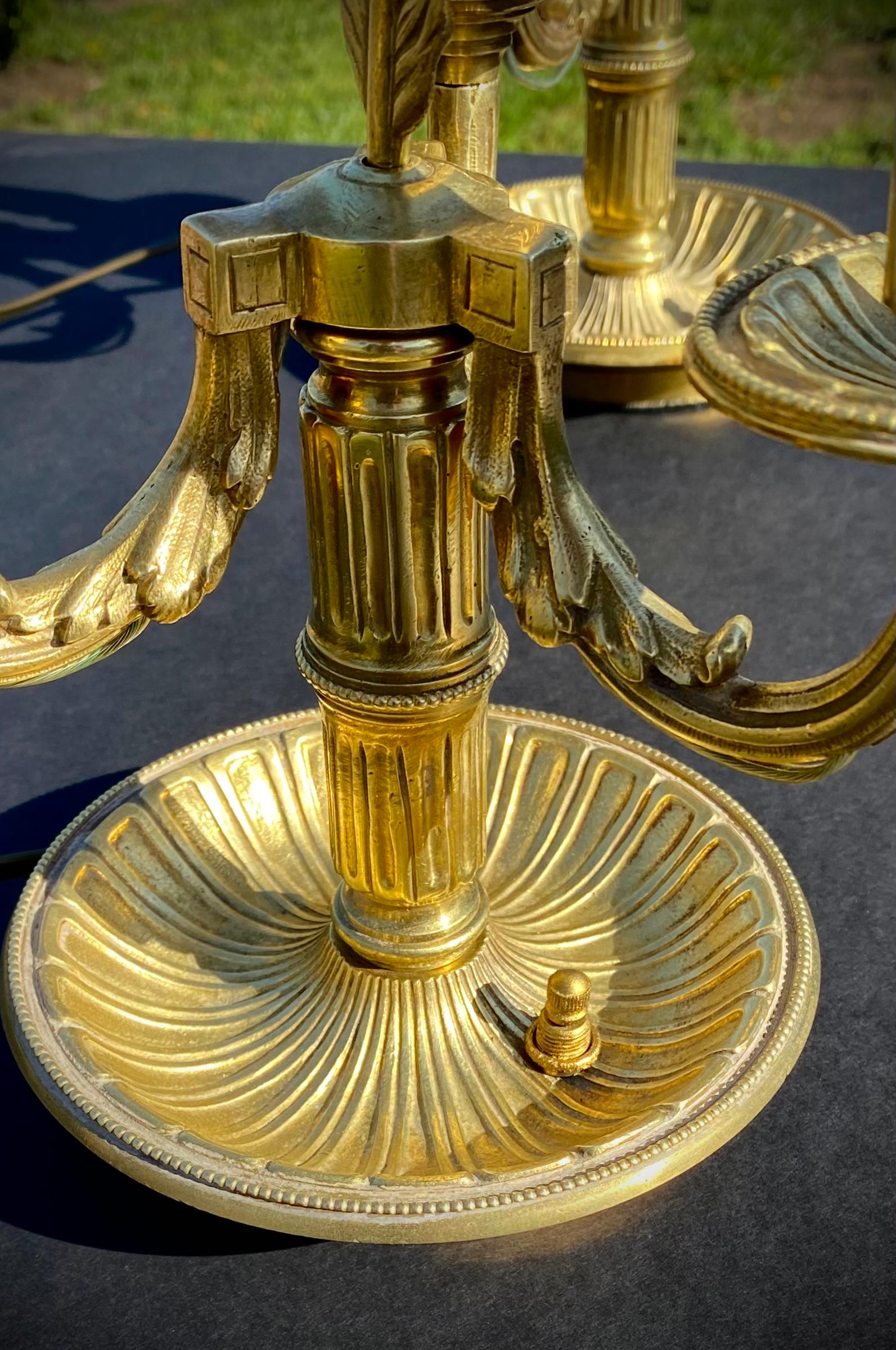 Zwei vergoldete Bronze-Kandelaberlampen mit drei Lichtern, frühes 20. Jahrhundert  im Angebot 1