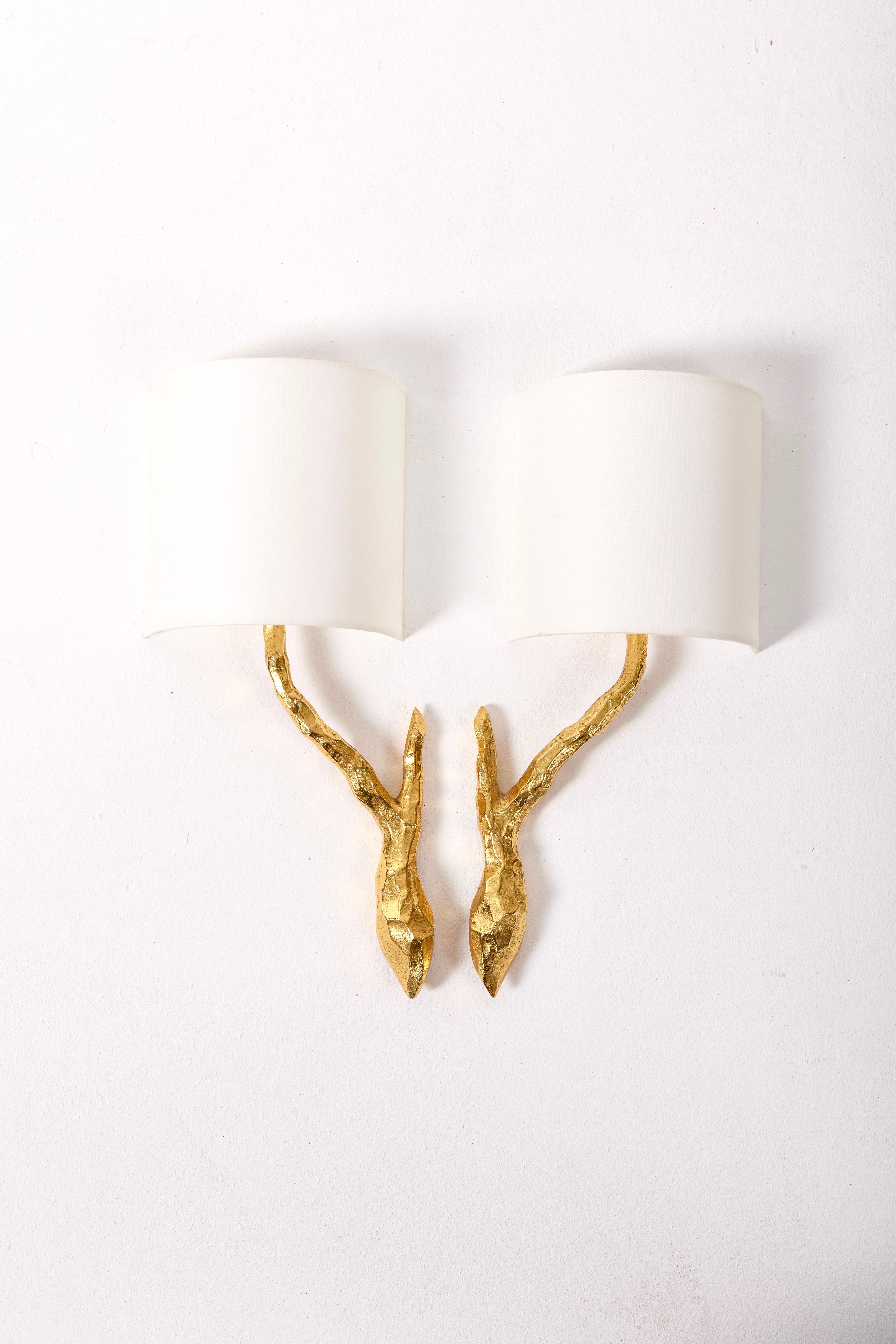 Pair of gilded bronze wall sconces from Maison Arlus, dating from the 1960s. White lampshades. Very good condition.
LP1266