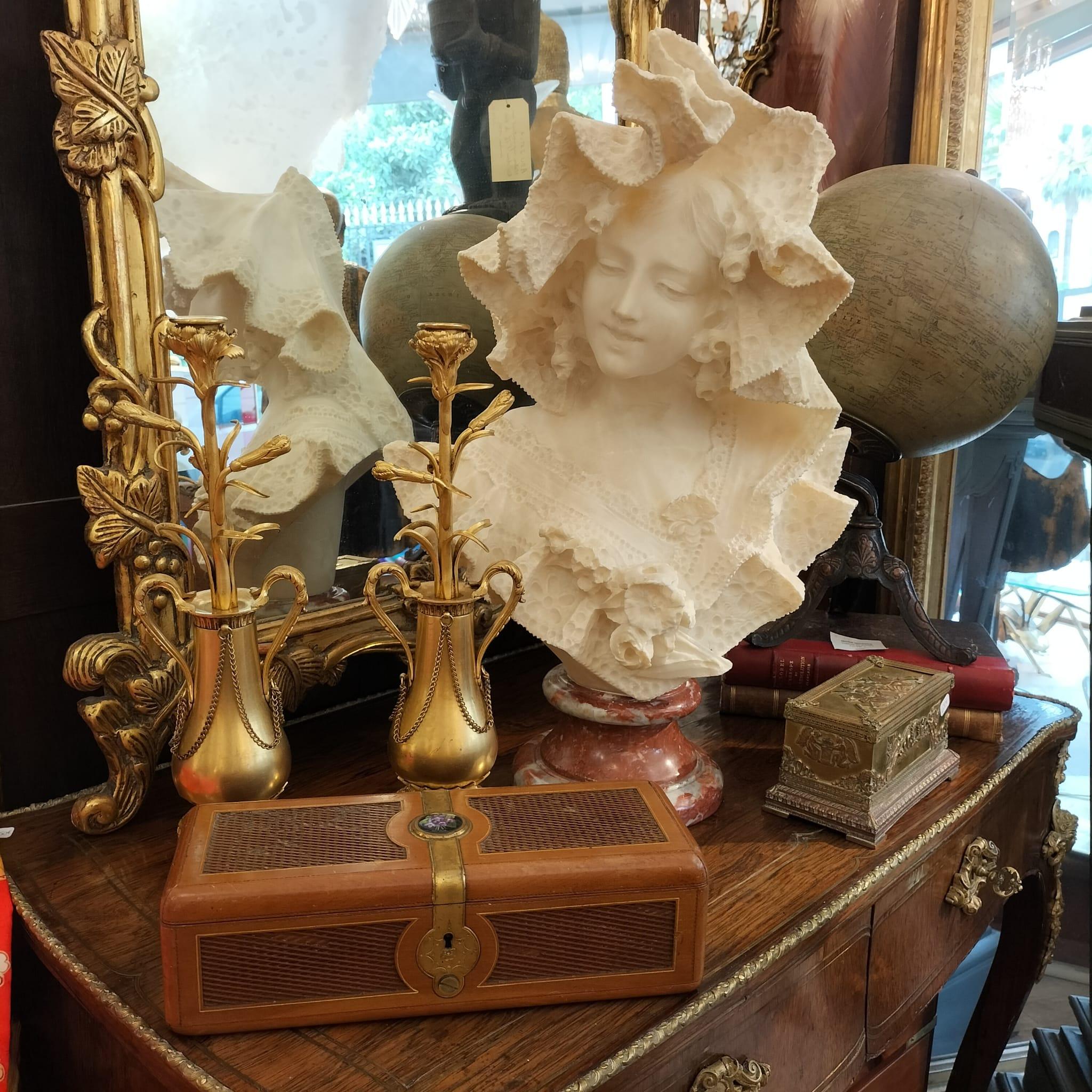 Pair of chiseled and gilded bronze candlesticks, in the shape of an ovoid vase, with openwork handles with garlands of flowers and foliage falls.
A similar pair can be seen in Le Louvre Museum in Paris . Height : 34 cm

This exquisite pair of