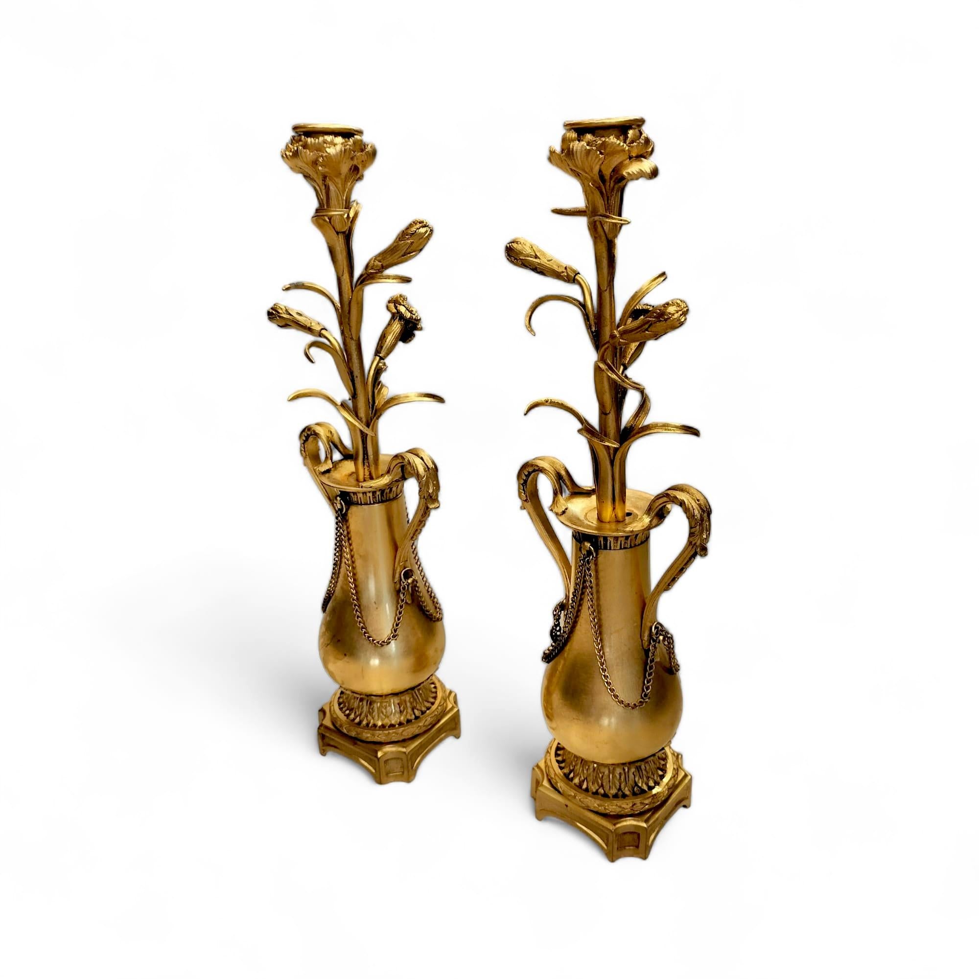 Pair of Gilded Candlesticks with Floral Pattern from Louis XVI (1774-1792) In Good Condition For Sale In NICE, FR