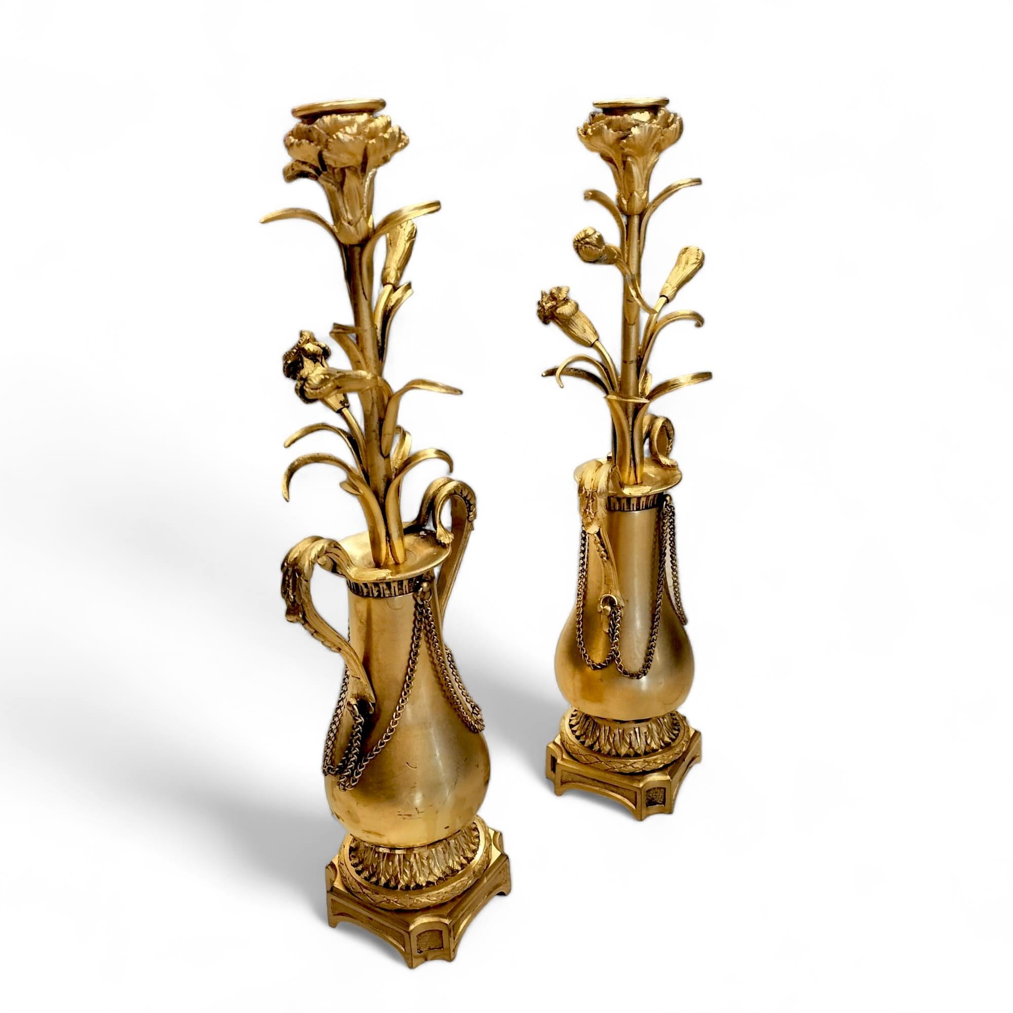 18th Century Pair of Gilded Candlesticks with Floral Pattern from Louis XVI (1774-1792) For Sale