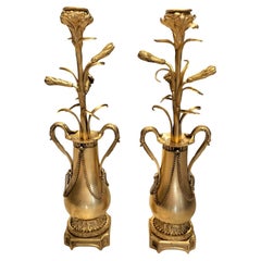 Pareja de candeleros dorados con motivos florales de Luis XVI (1774-1792)