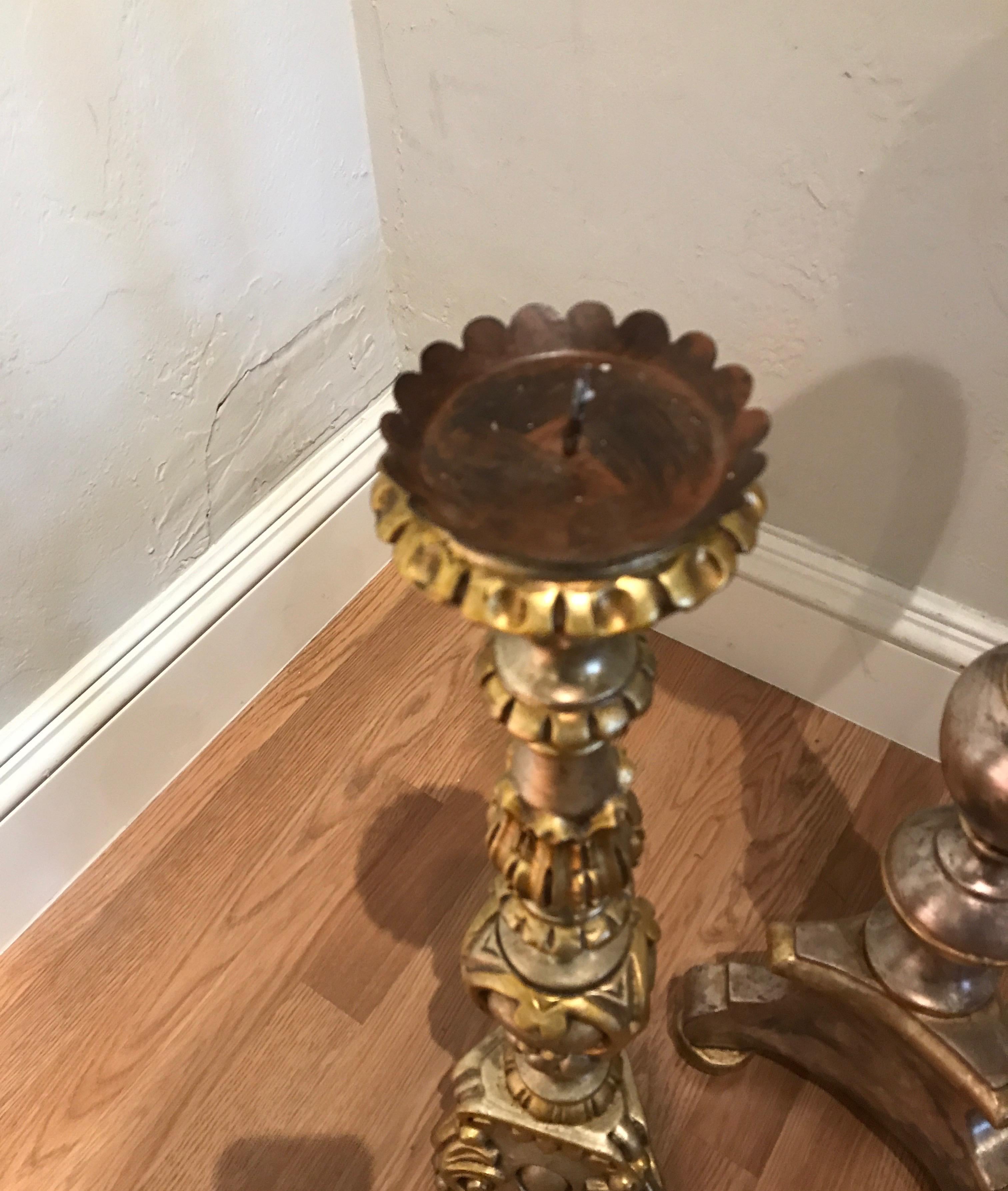 Paire de chandeliers d'autel dorés et sculptés Bon état - En vente à West Palm Beach, FL