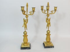 Coppia di candelabri Impero dorati a cinque luci, realizzati in bronzo di alta qualità