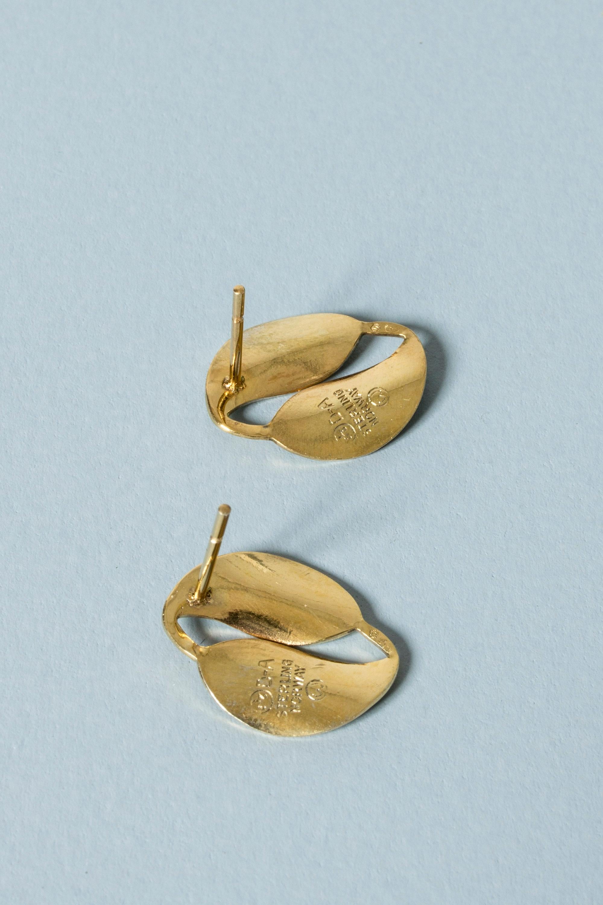 Pair of Gilded Enamel Earrings from David Andersen, Norway, 1950s In Good Condition In Stockholm, SE