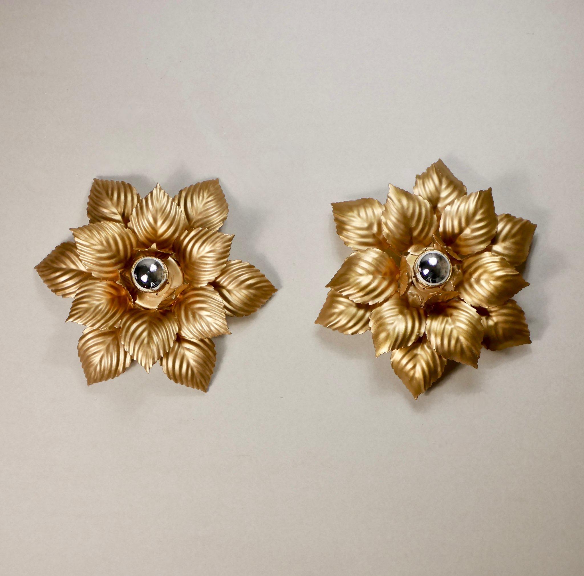 Superbe paire d'appliques florales dorées fabriquées par Masca dans les années 1980 en Italie.
Légèrement différent.
Dimensions : diamètre 40cm, profondeur 14cm