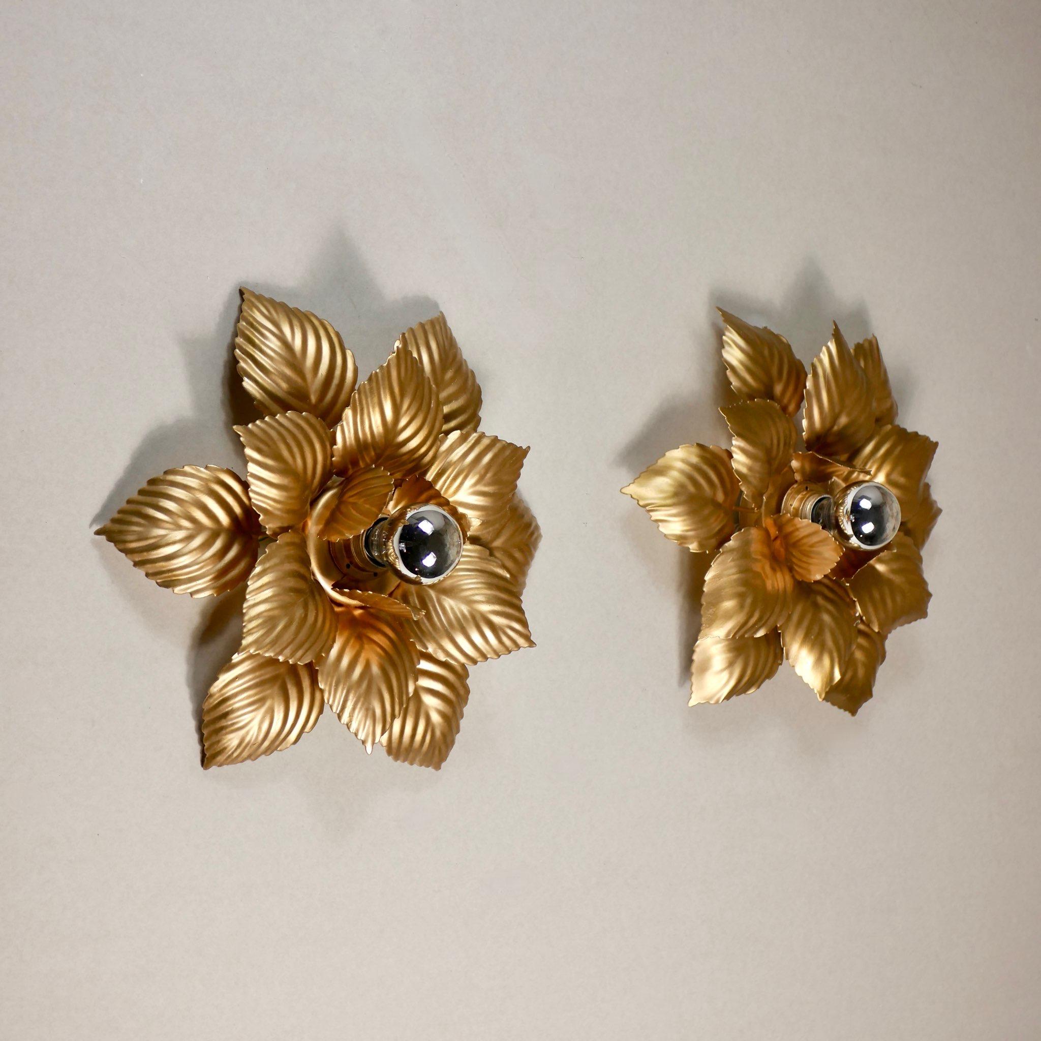 Hollywood Regency Pair of gilded floral sconces by Masca, 1980s For Sale