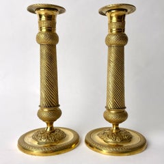Pareja de Candeleros Imperio Francés dorados con decoración encantadora de la década de 1820