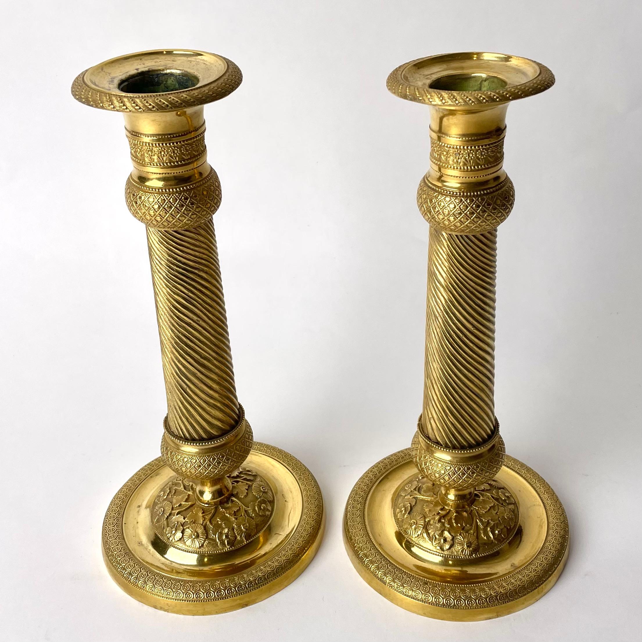 Paar vergoldete französische Empire-Kerzenleuchter mit charmantem Dekor aus den 1820er Jahren (Französisch) im Angebot