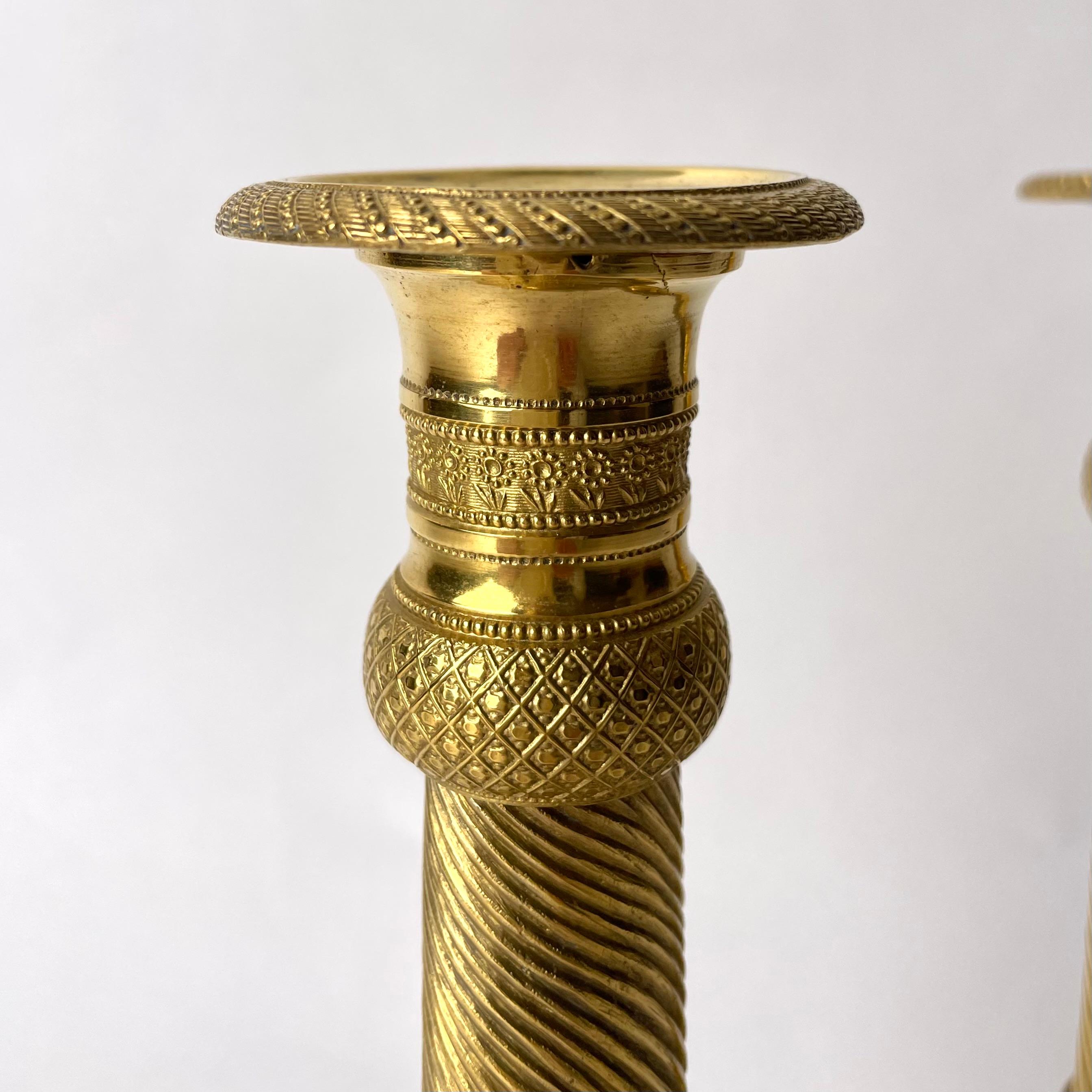 Paar vergoldete französische Empire-Kerzenleuchter mit charmantem Dekor aus den 1820er Jahren (Bronze) im Angebot