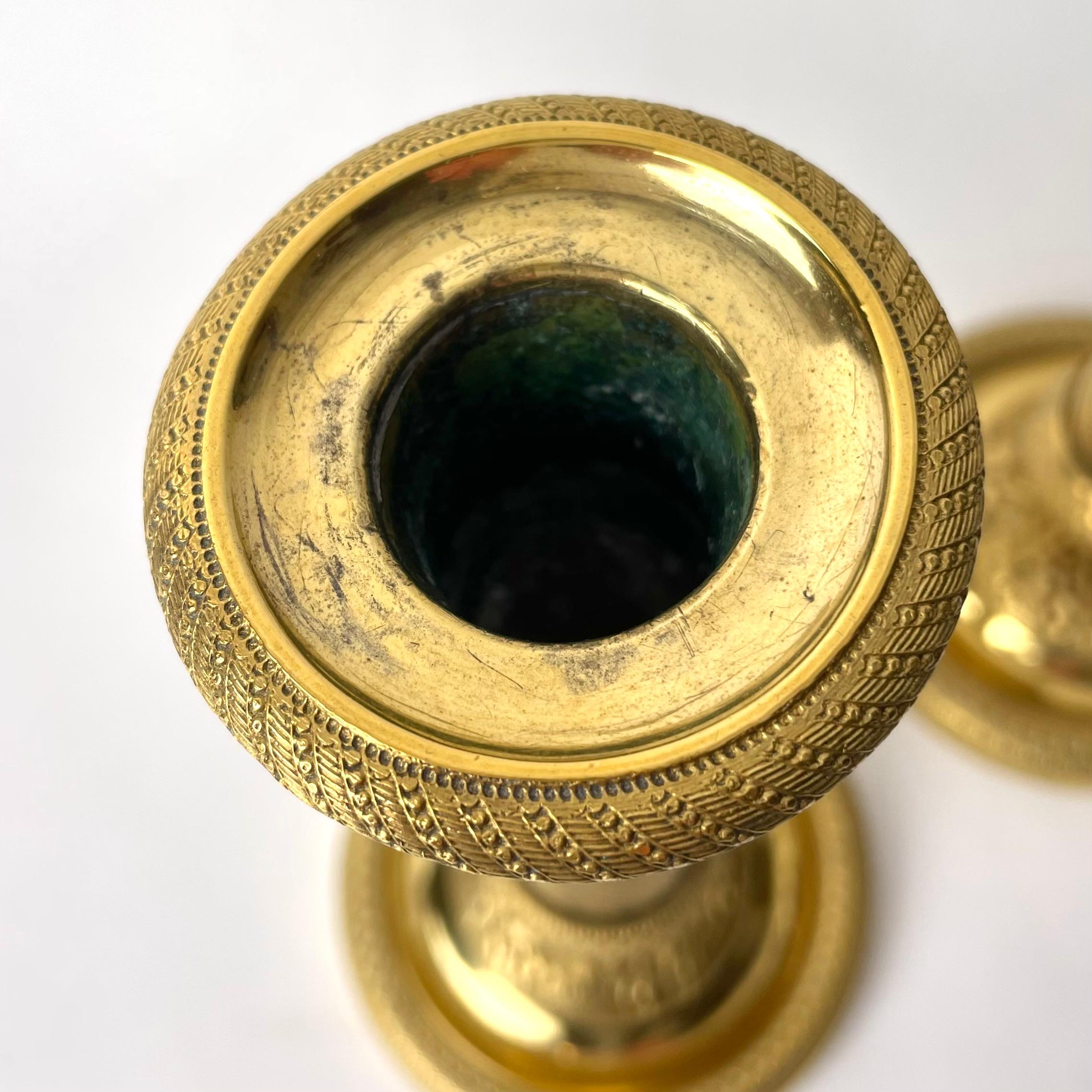 Bronzo Coppia di candelieri dorati dell'Impero francese con decori affascinanti degli anni '20 del XIX secolo in vendita
