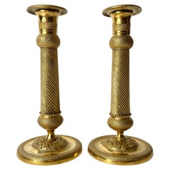 Pareja de Candeleros Imperio Francés dorados con decoración encantadora de la década de 1820